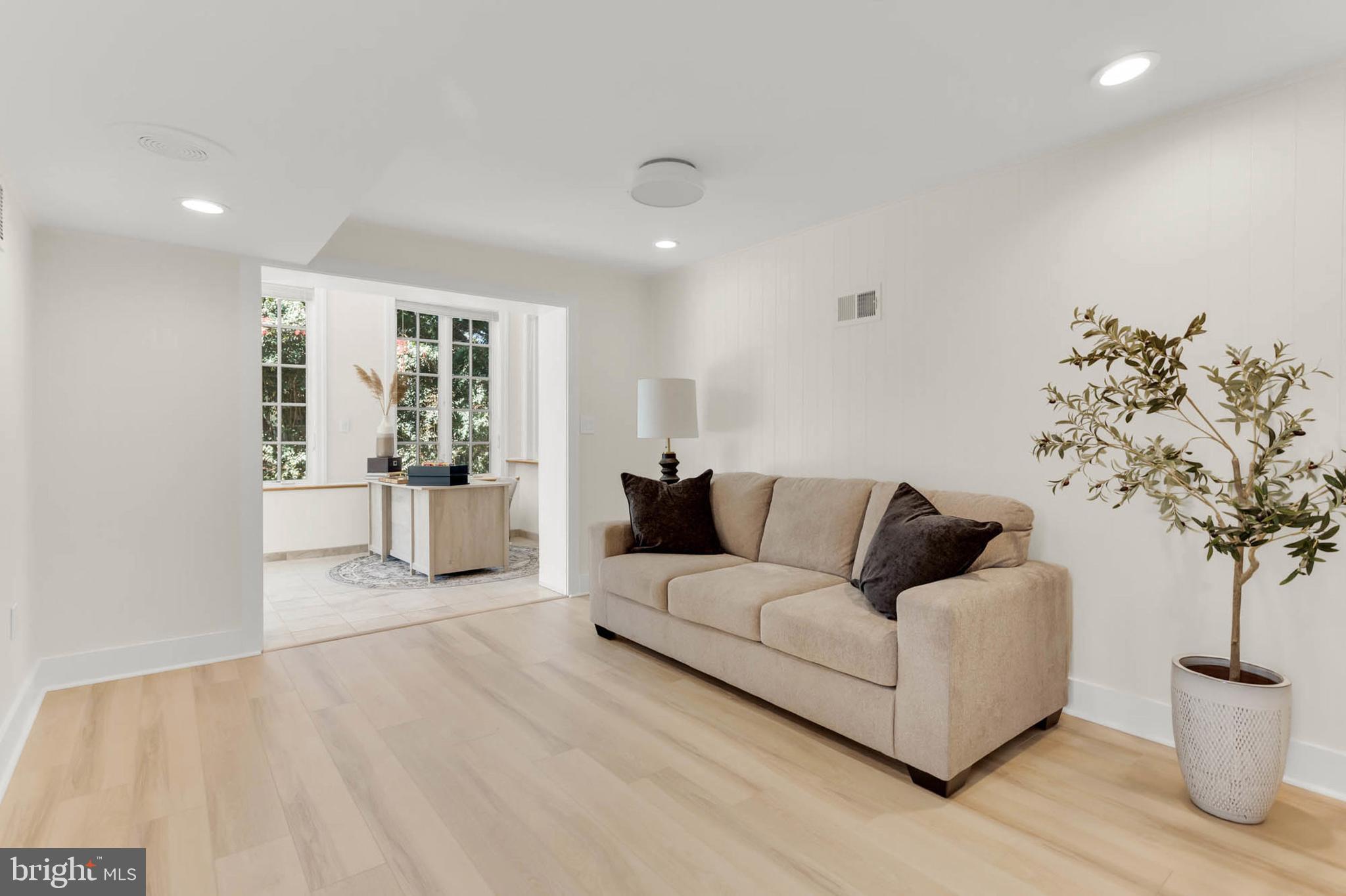 HILLSMERE SHORES - Residential