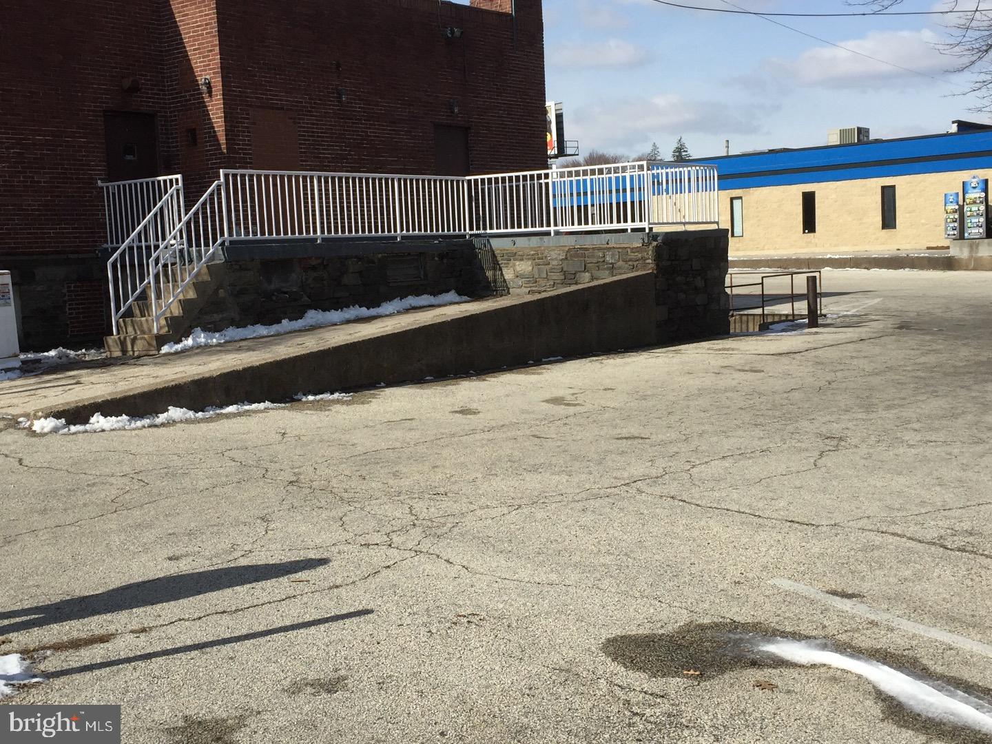 GREEN HILL - Commercial Sale