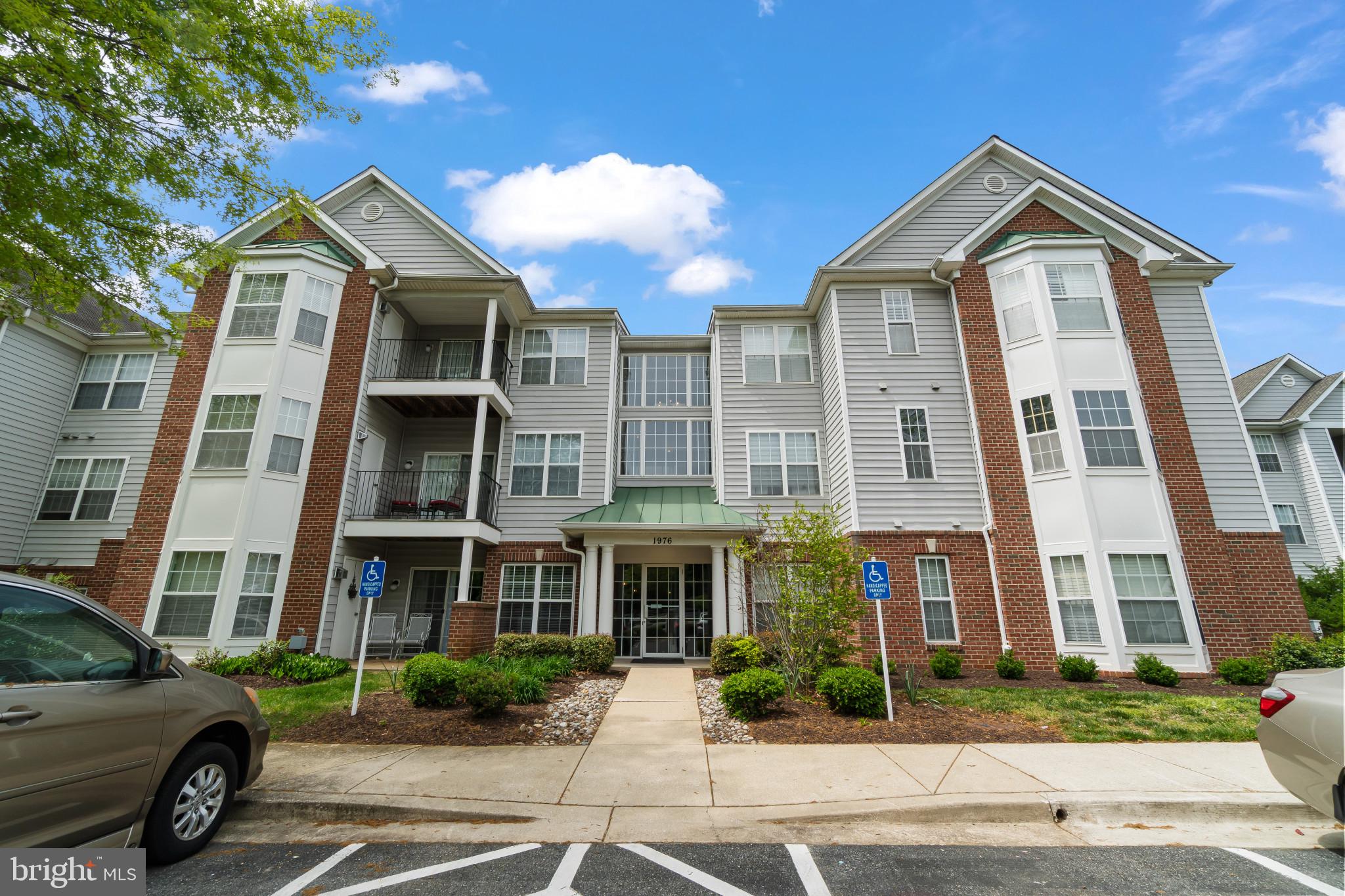 This 3 bed 2 bath condo is under new ownership and has had a refresh! Interior freshly painted, new kitchen appliances, new kitchen counters, new lighting! Balcony off of living room. Rent includes water, sewer, and trash. Close to commuter routes, Hospital, shopping and more!
Pets considered case by case with monthly pet fee.
No groups.