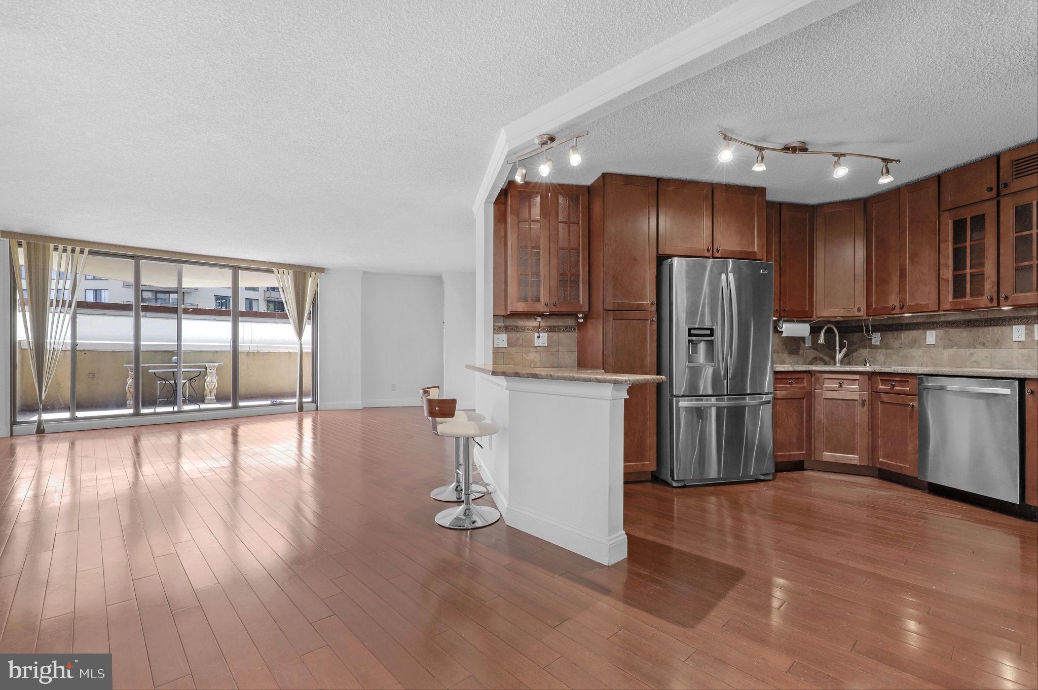 PROMENADE TOWERS - Residential