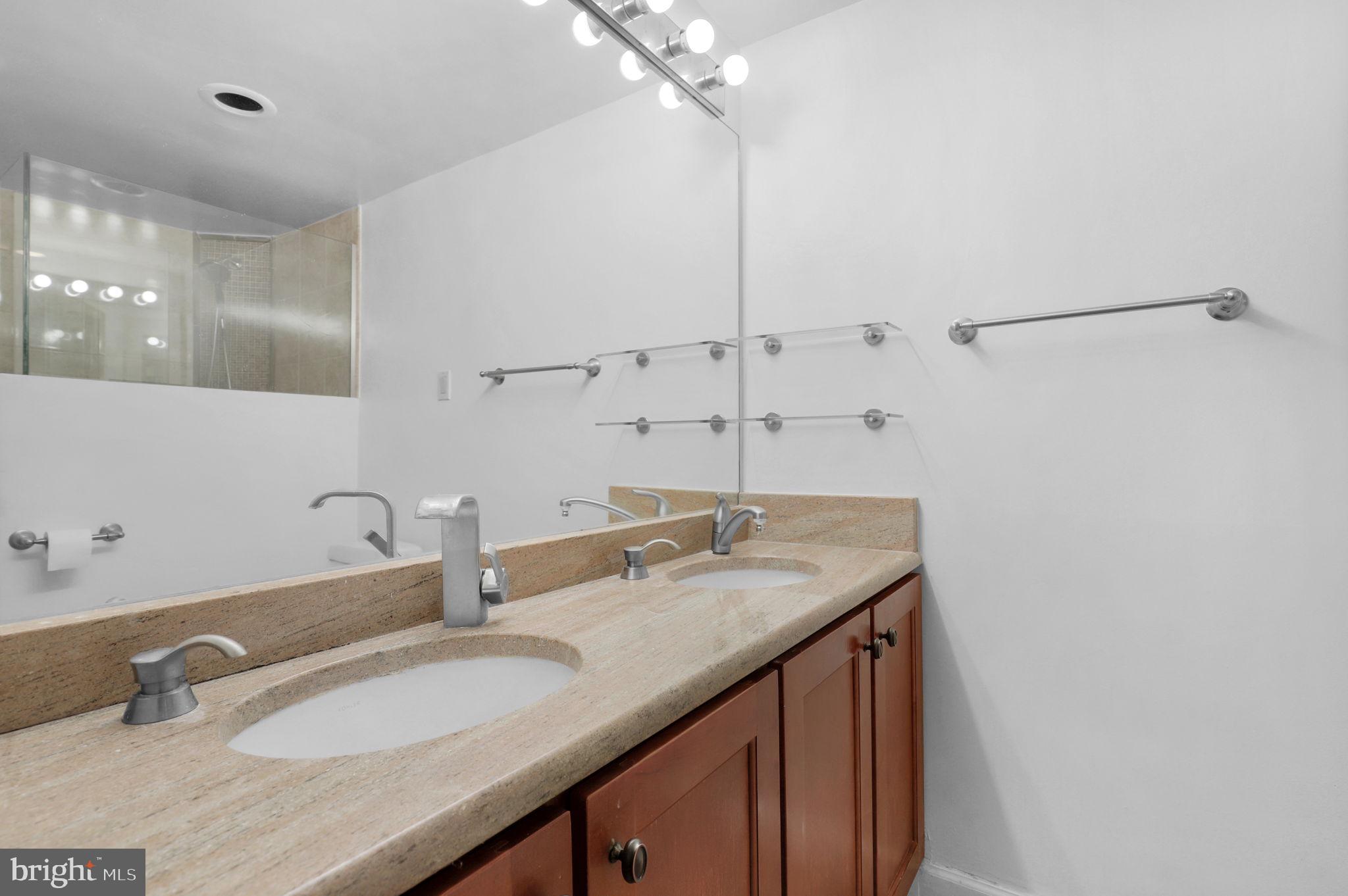 PROMENADE TOWERS - Residential