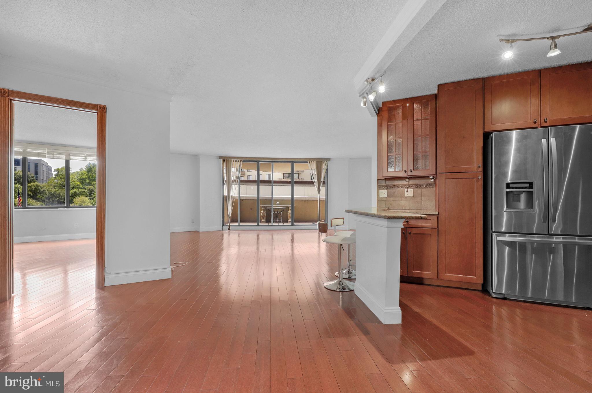 PROMENADE TOWERS - Residential