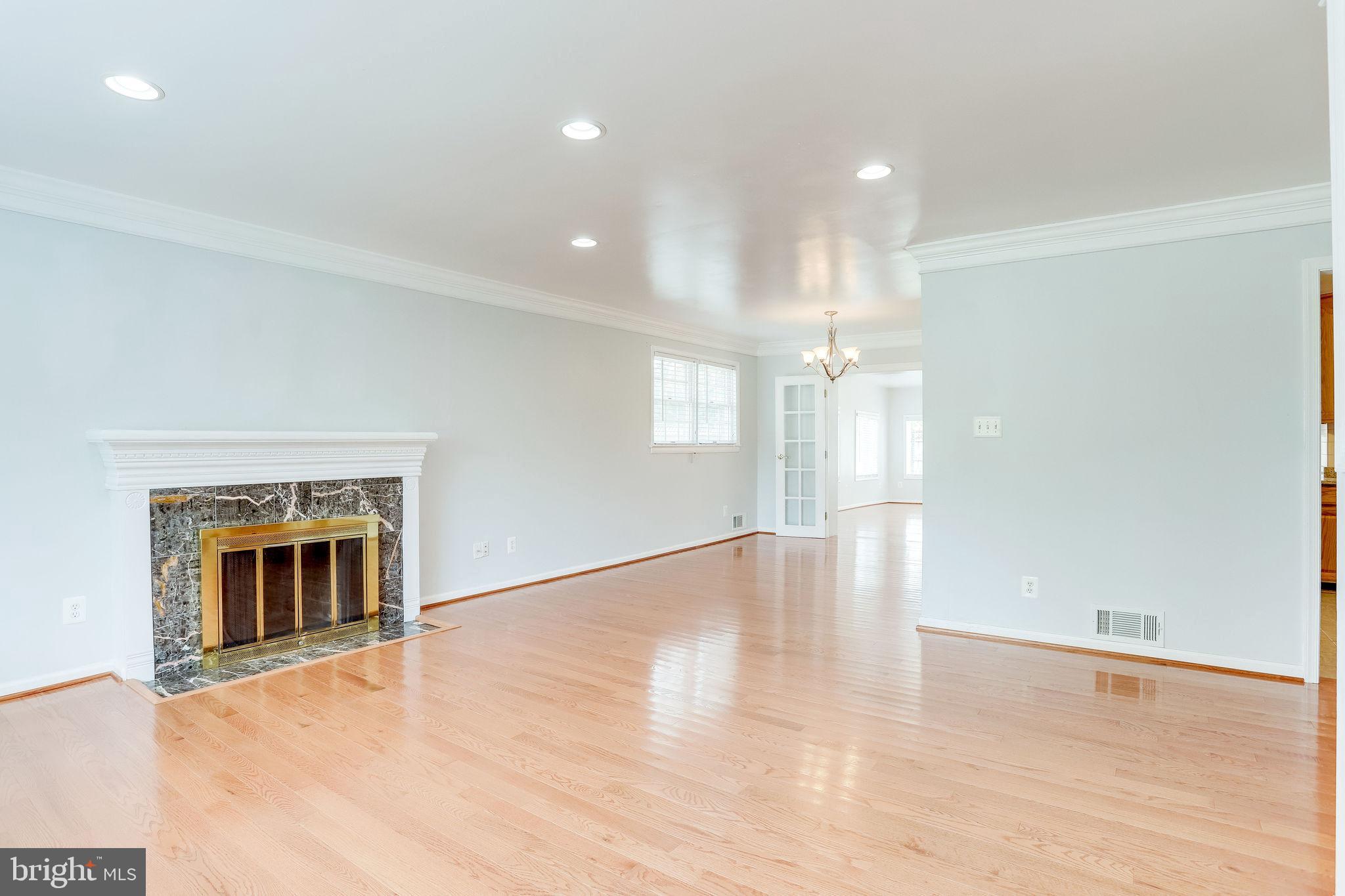 COUNTRY CLUB MANOR - Residential