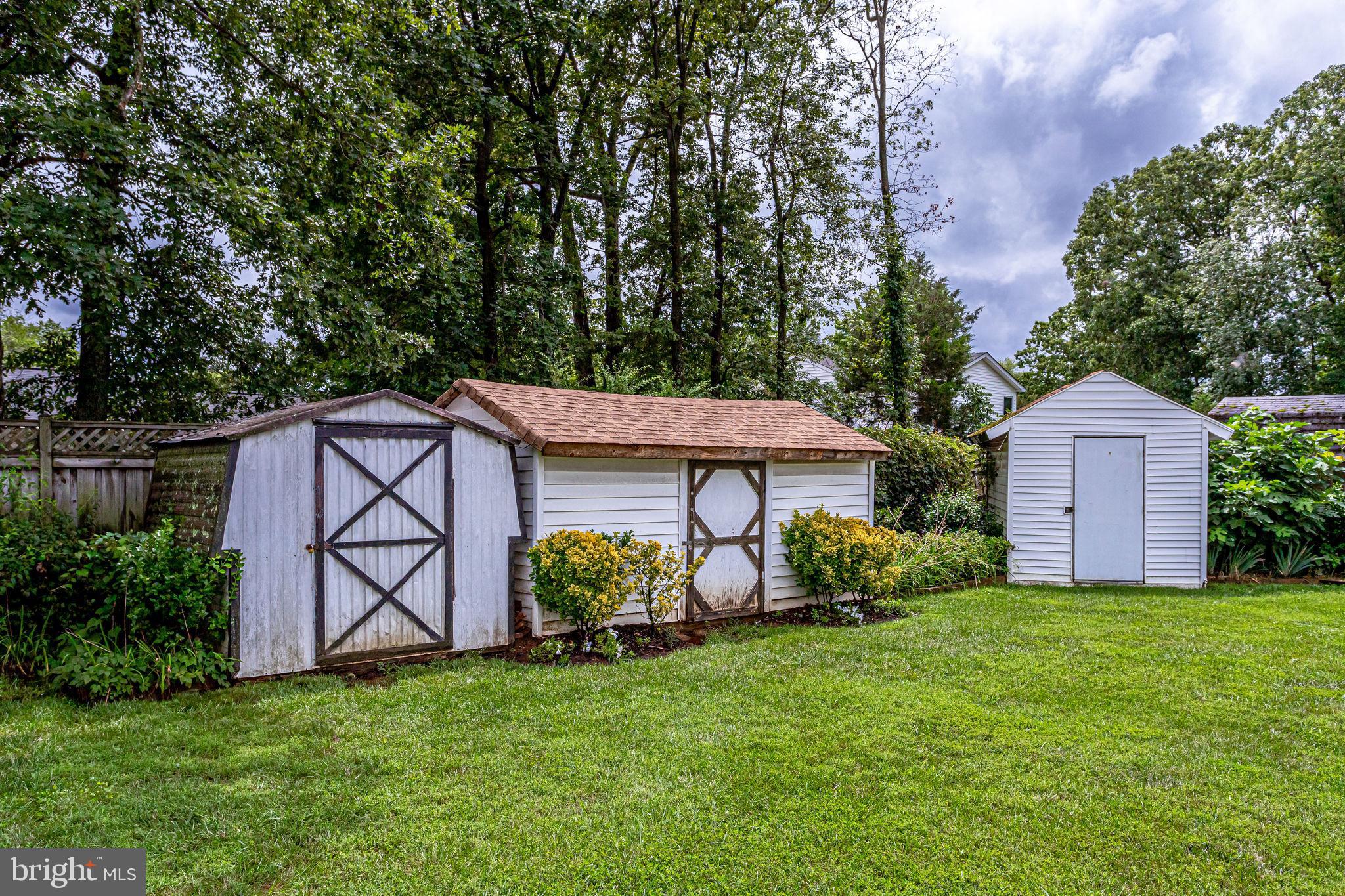 COUNTRY CLUB MANOR - Residential