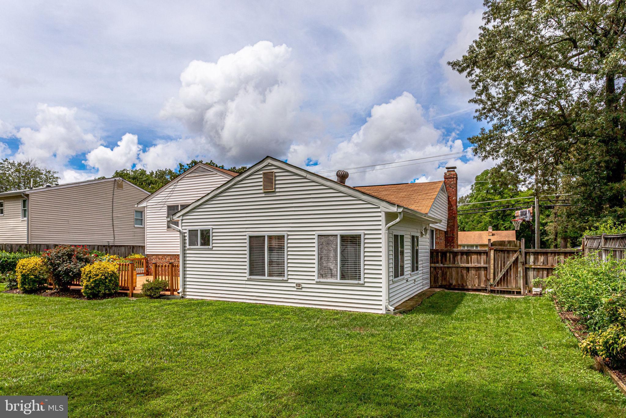 COUNTRY CLUB MANOR - Residential