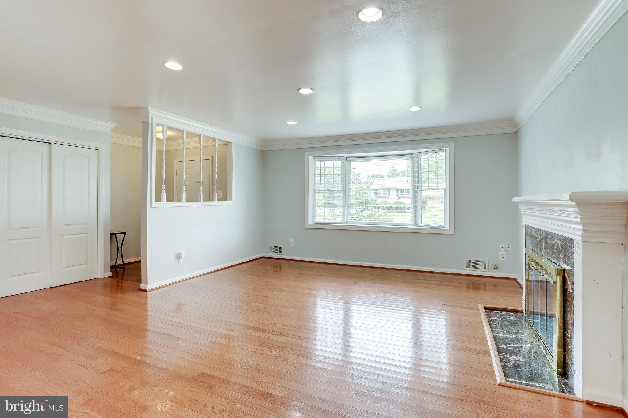 COUNTRY CLUB MANOR - Residential