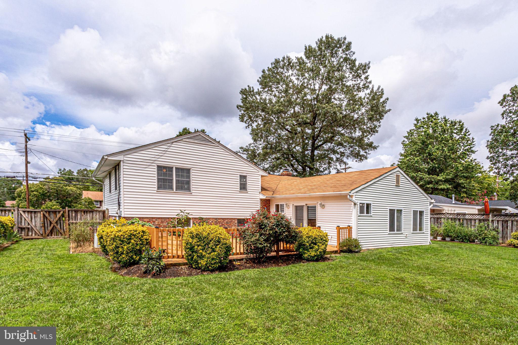 COUNTRY CLUB MANOR - Residential