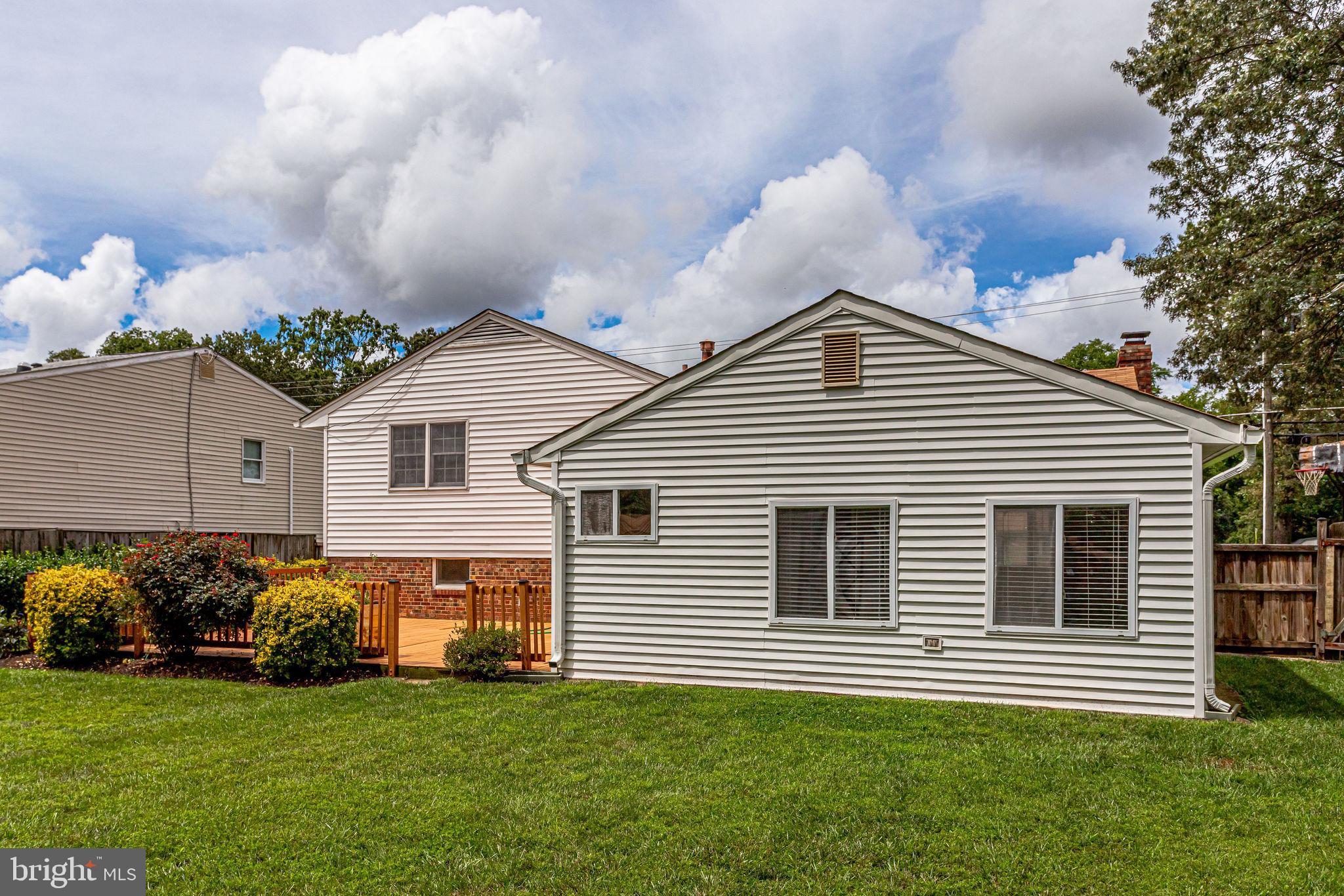 COUNTRY CLUB MANOR - Residential