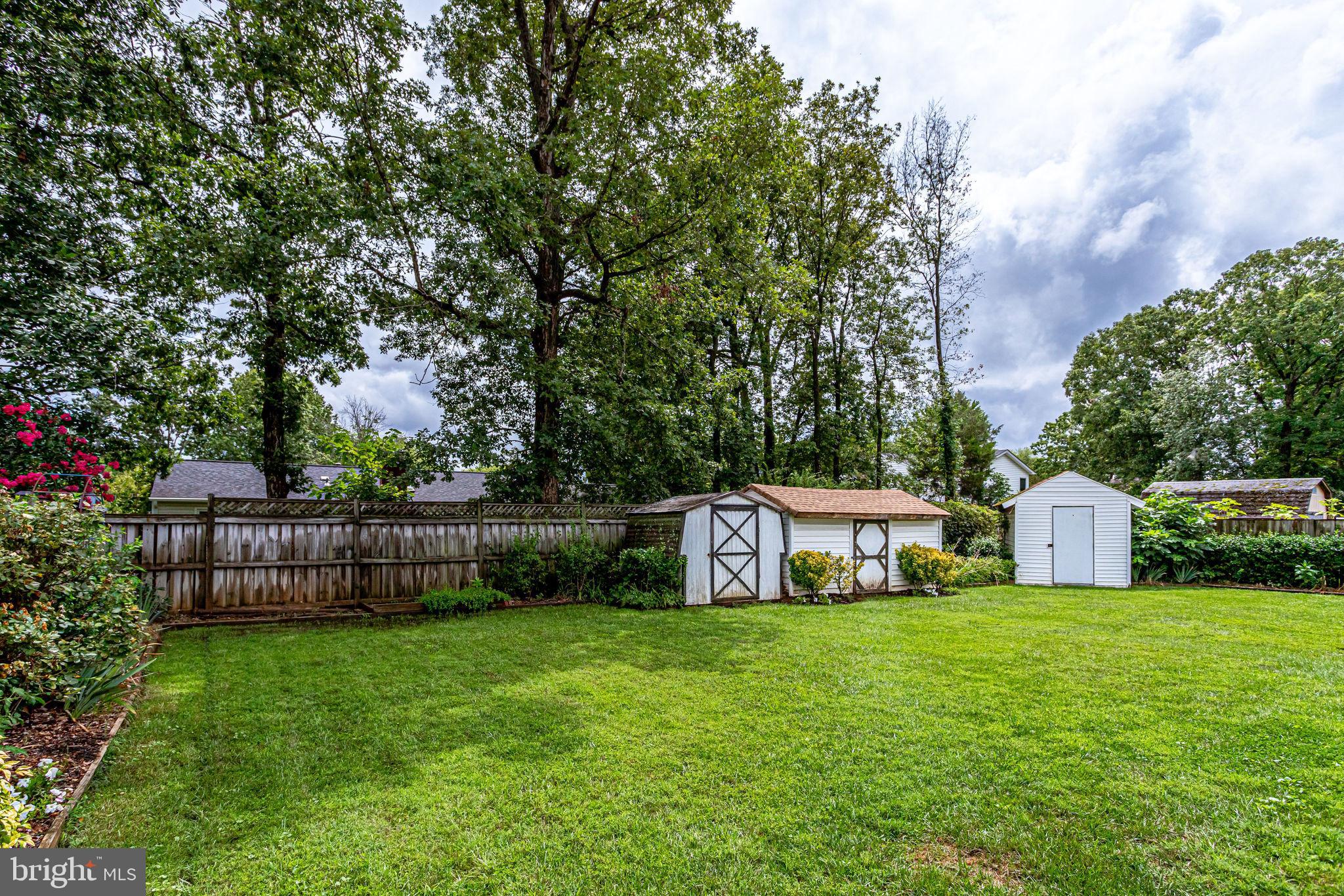 COUNTRY CLUB MANOR - Residential