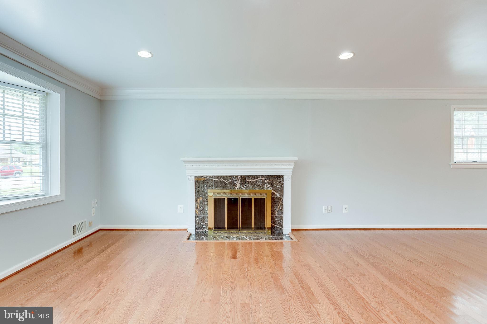 COUNTRY CLUB MANOR - Residential