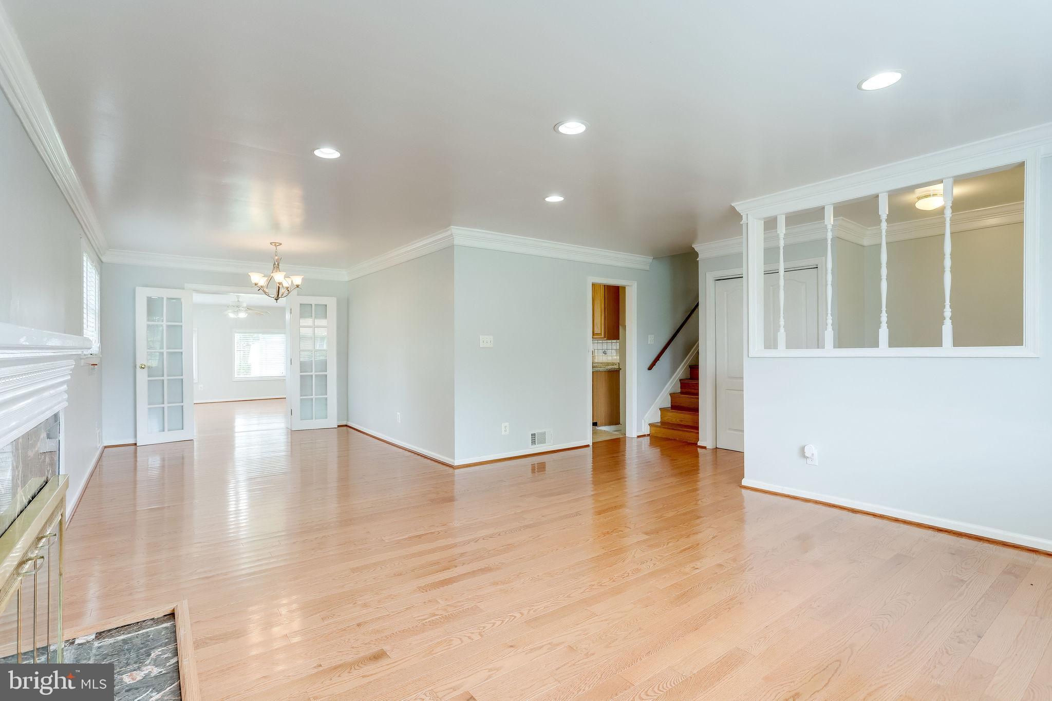 COUNTRY CLUB MANOR - Residential