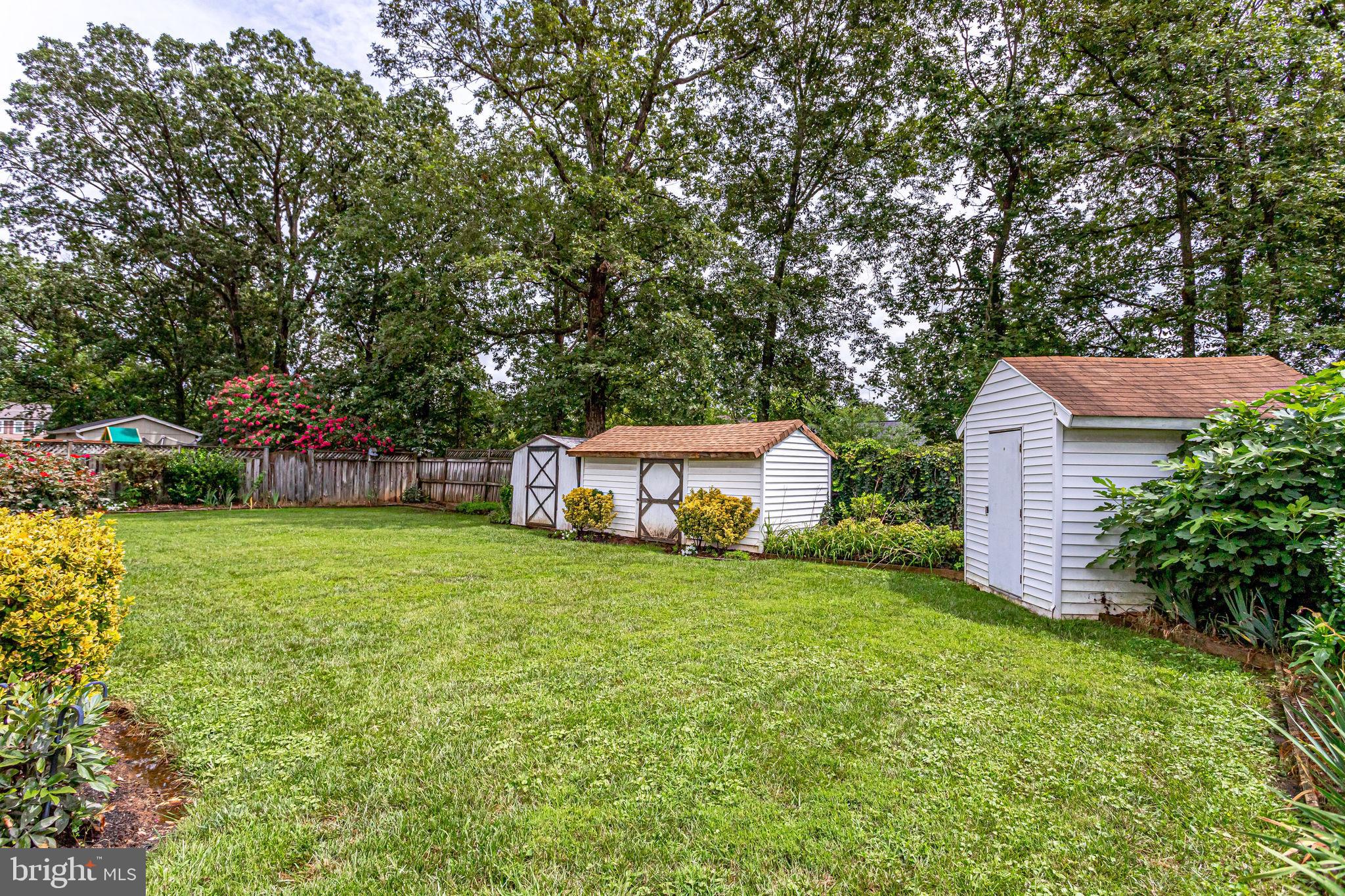 COUNTRY CLUB MANOR - Residential