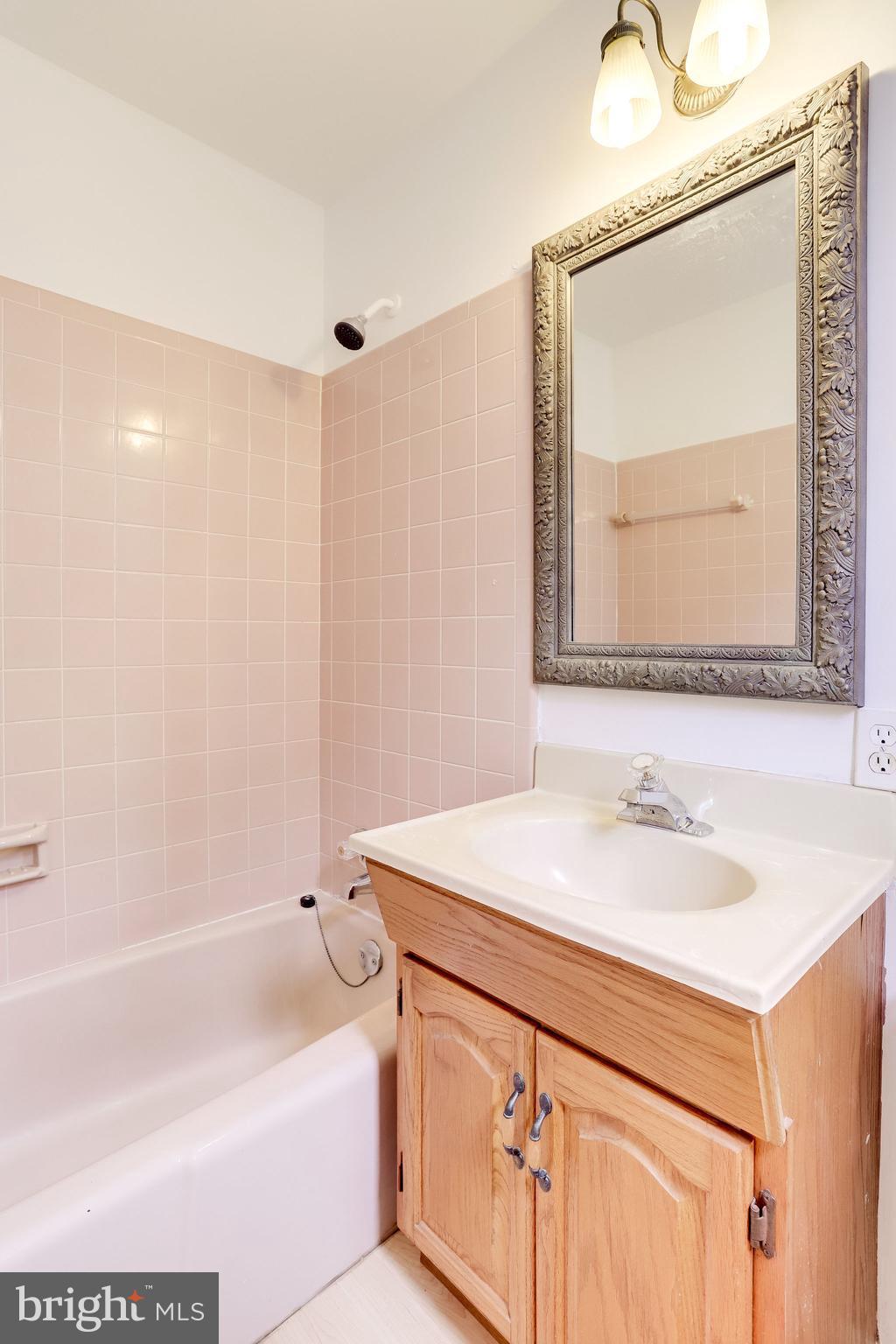 COUNTRY CLUB MANOR - Residential