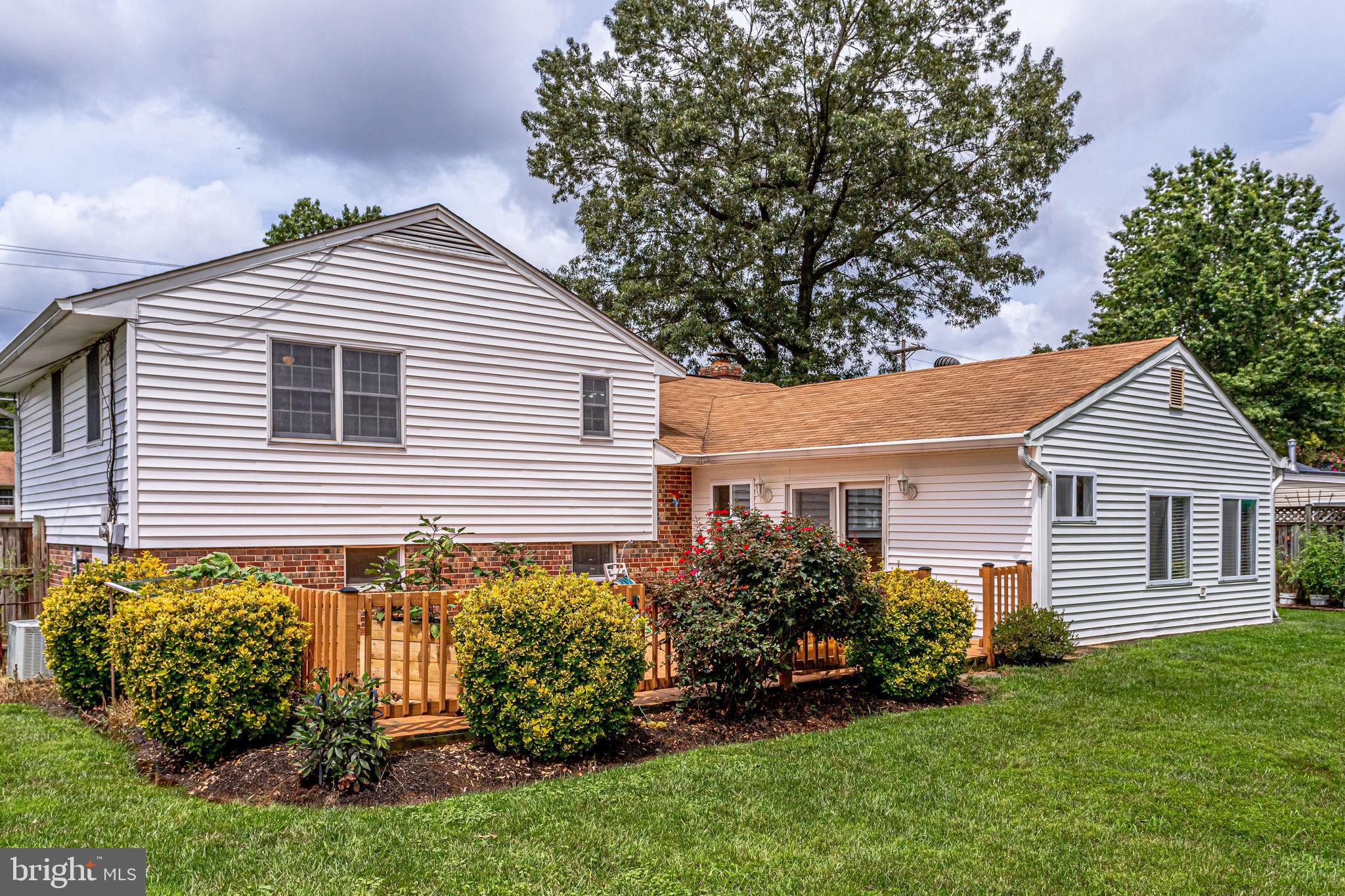 COUNTRY CLUB MANOR - Residential