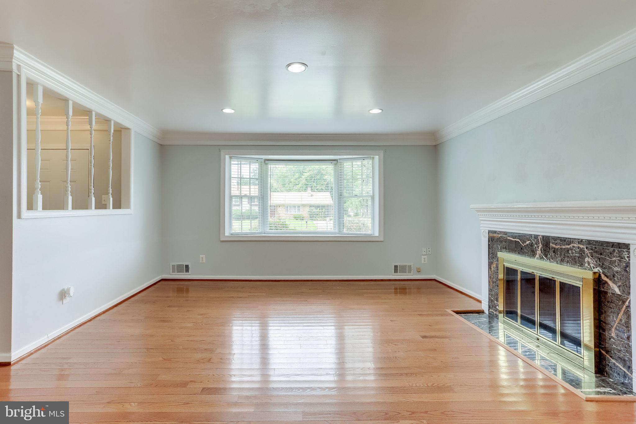 COUNTRY CLUB MANOR - Residential