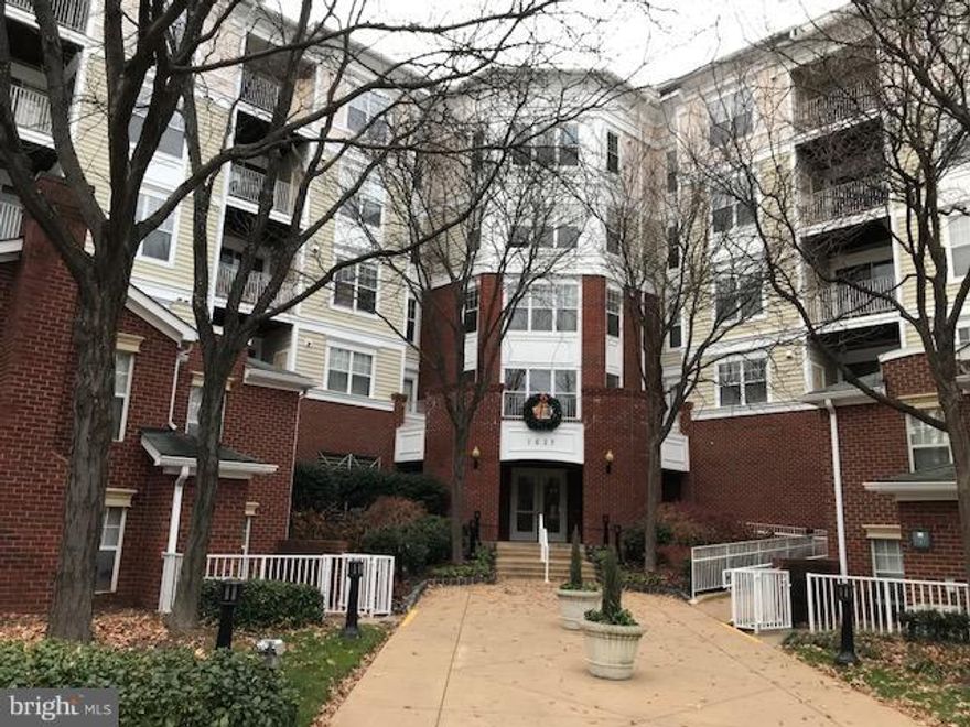 SUNNY AND BRIGHT, 2 BEDROOMS AND 2 BATHS, GAS FIREPLACE , CORNER UNIT WITH PLENTY OF WINDOWS, EXCELLENT LOCATION,HEART OF TYSON CORNER,BEAUTIFUL WITH INDOOR CAR SPACE, 2 MASTER SUITES,GRANITE TOPS IN KITCHEN AND BATHS,LARGE BALCONY . WALKING DISTANCE TO TYSON II GALLERIA AND METRO, WALK TO HARRIS TEETER, CLUBHOUSE WITH EXERCISE FACILITY, OUTDOOR POOL