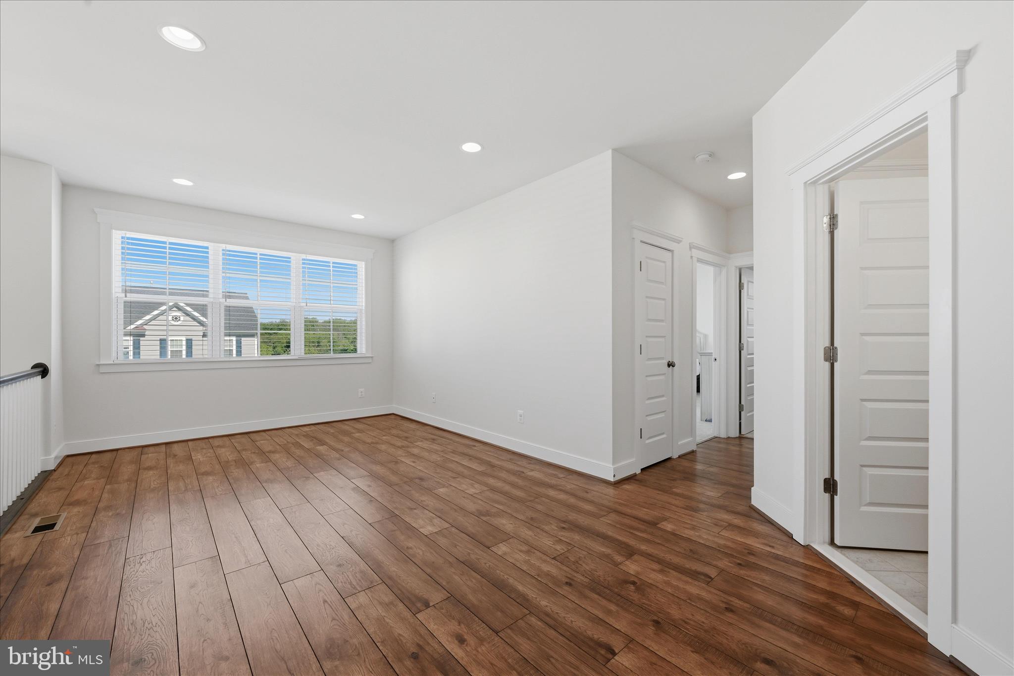 ROUND HILL - Residential