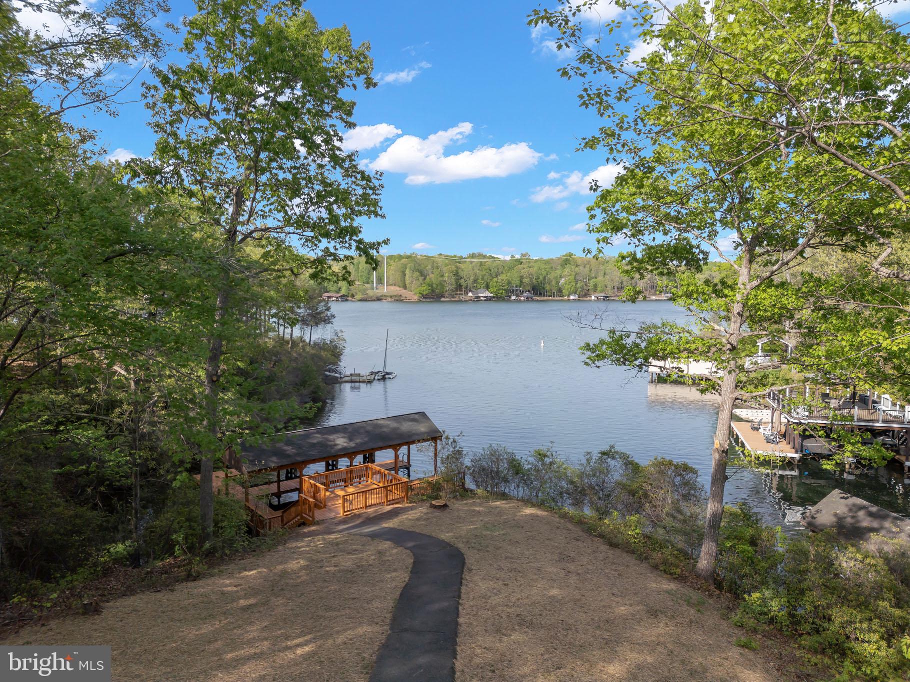 TALL PINES - Residential