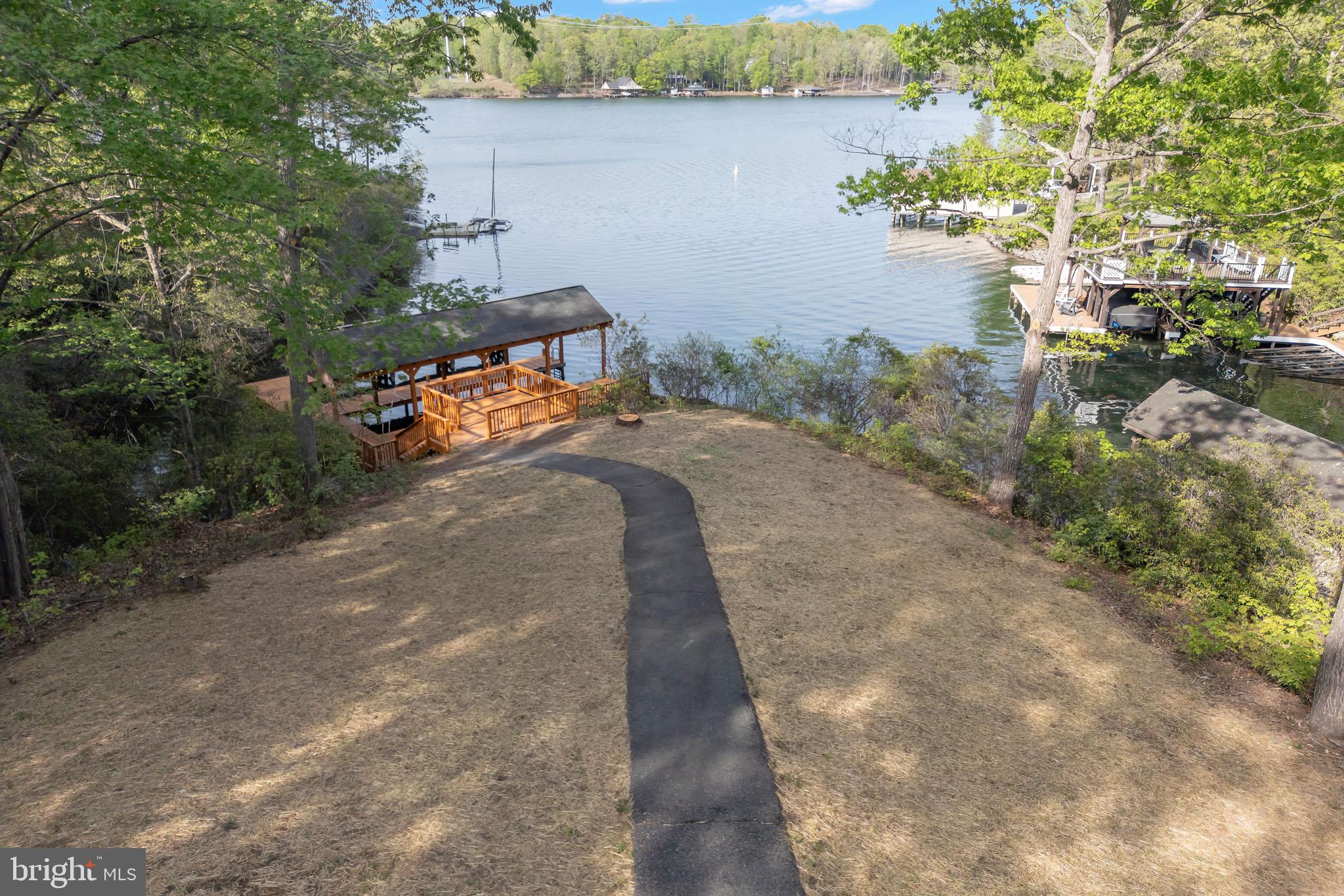 TALL PINES - Residential