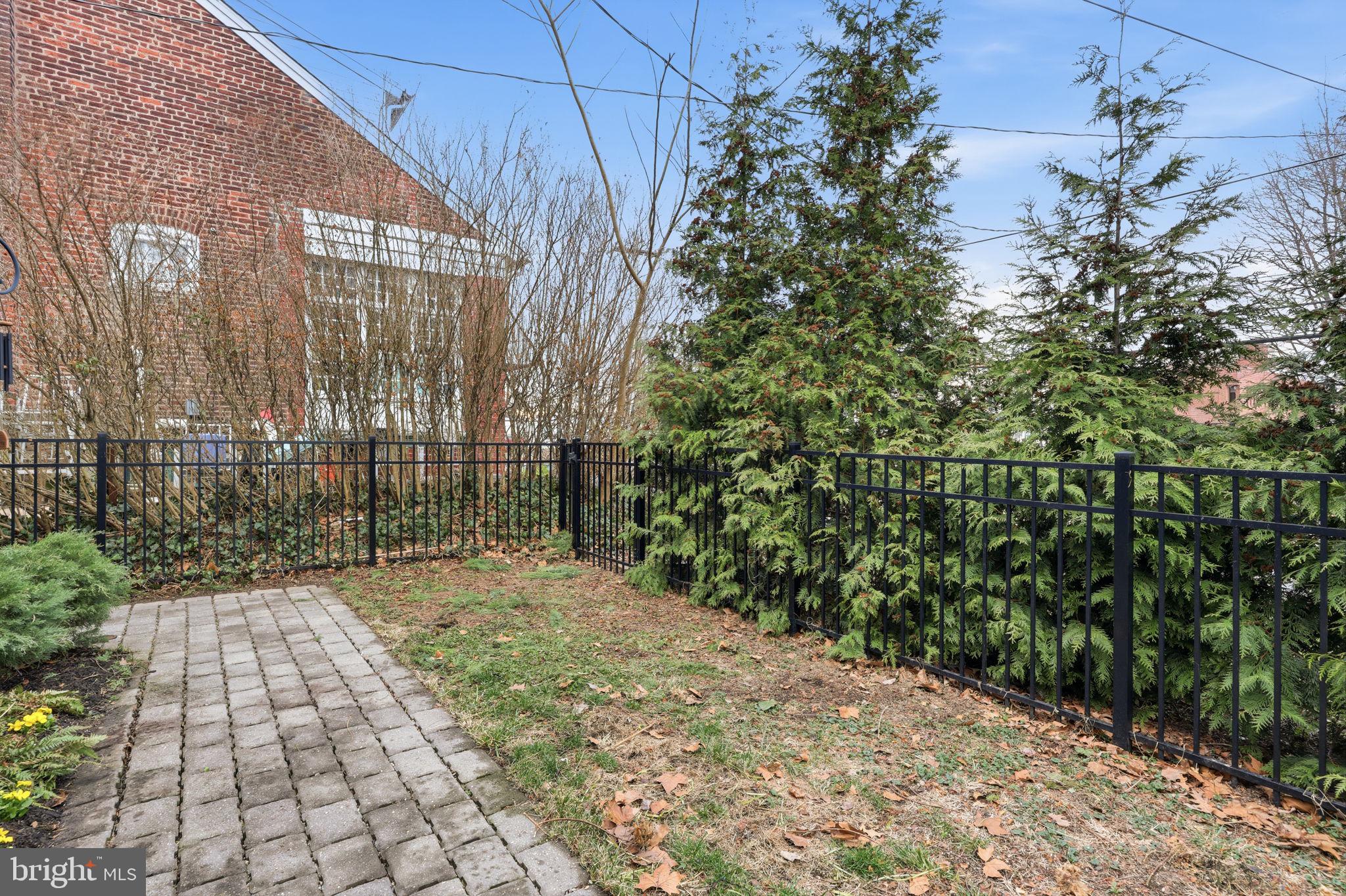 ROXBOROUGH - Residential