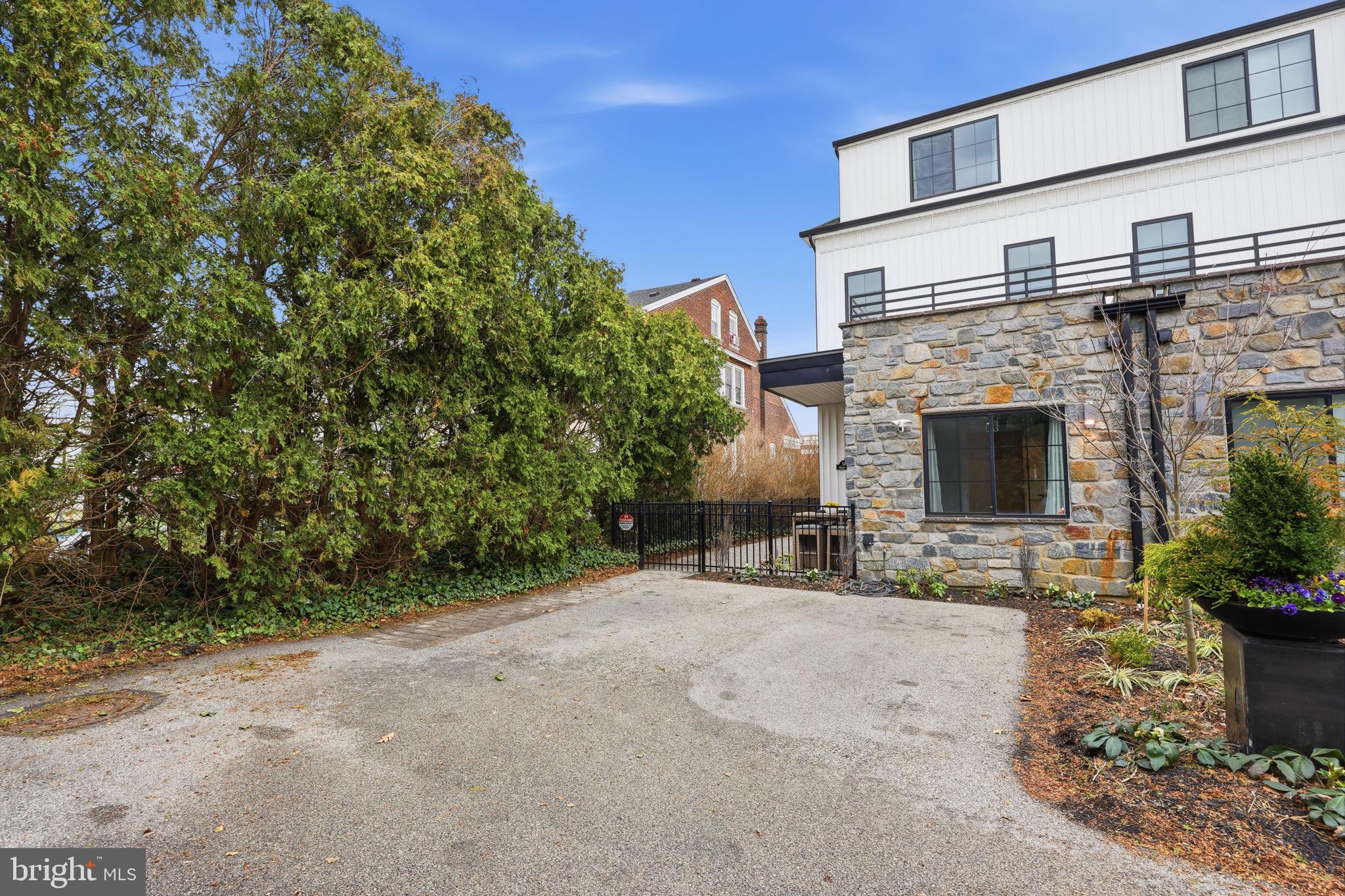 ROXBOROUGH - Residential