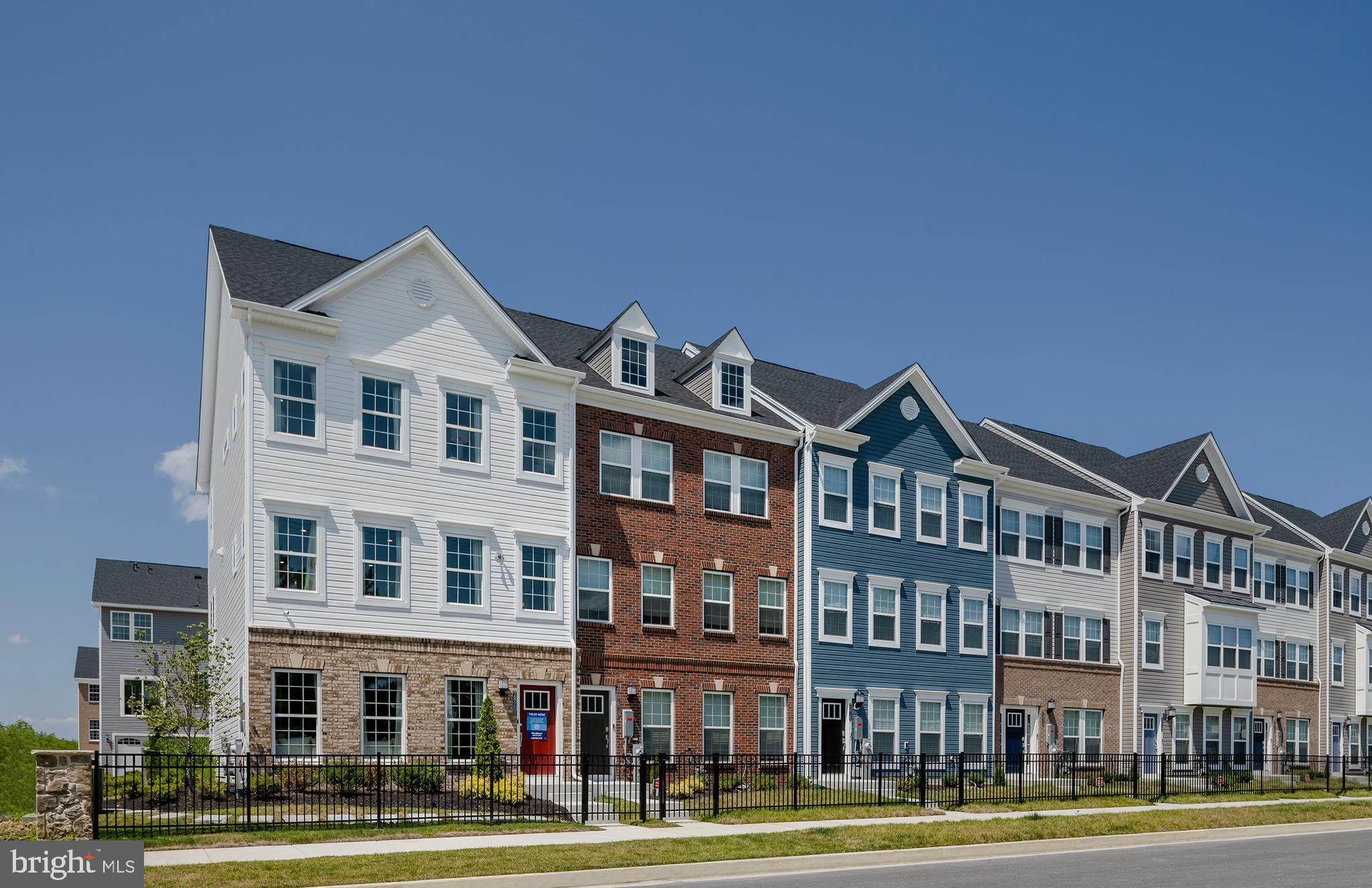 Lower level full bedroom and private, full bathroom creating an en-suite perfect for guests, family, or teens. All of the fine finishes you have come to know form Lennar. Photos are for illustration purposes. Agents must accompany buyer during first visit to the community.