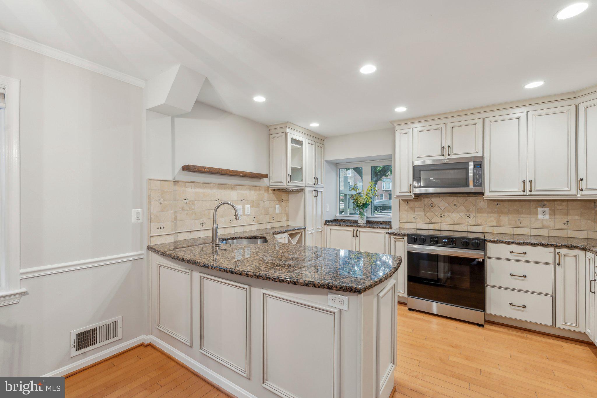 LAUREL MEWS - Residential