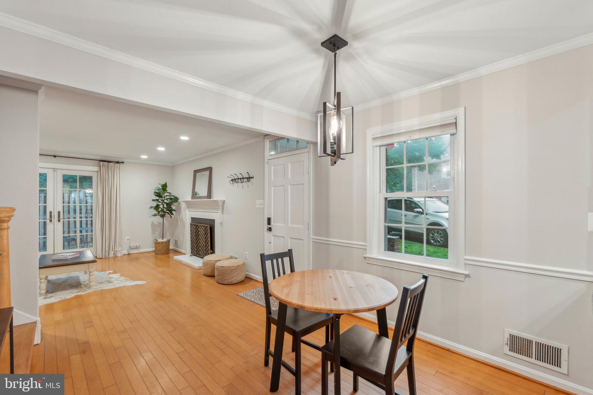 LAUREL MEWS - Residential