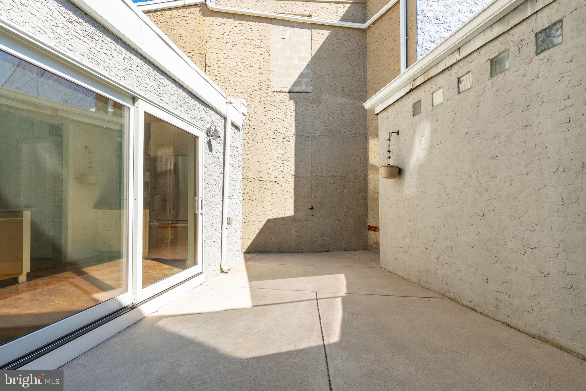 EAST KENSINGTON - Residential