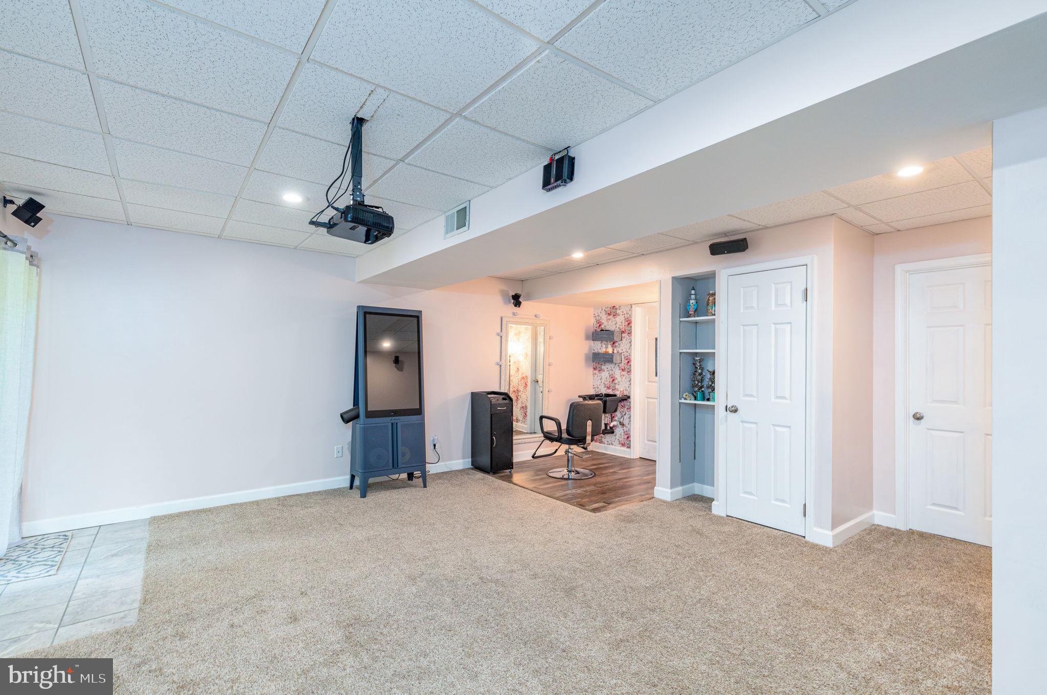 CONSTANT FRIENDSHIP - Residential