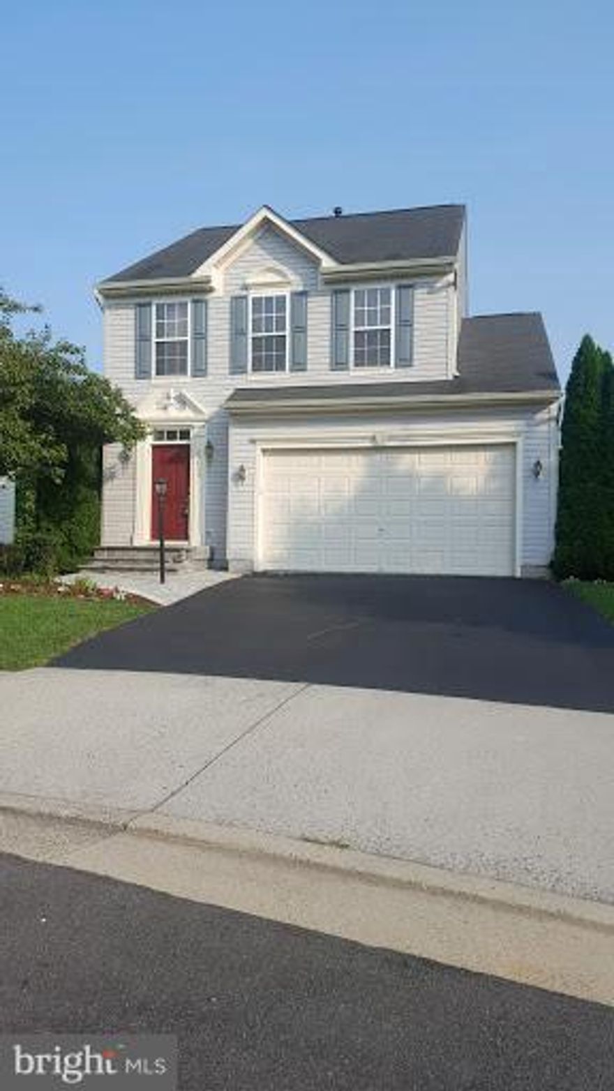 Lovely home backing to a pastoral view. Freshly painted on all levels, new carpet and flooring!  Kitchen has cherry cabinets, tiled backsplash, Corian countertops, black appliances. Located on a cul-de-sac in neighborhood with community pool, clubhouse, gym, walking/bike paths, ponds, tennis courts and maintained common grounds. Walking distance to library and shopping.