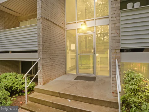 5618 Bloomfield Drive Unit 202, Alexandria, VA MLS: VAFX2240550