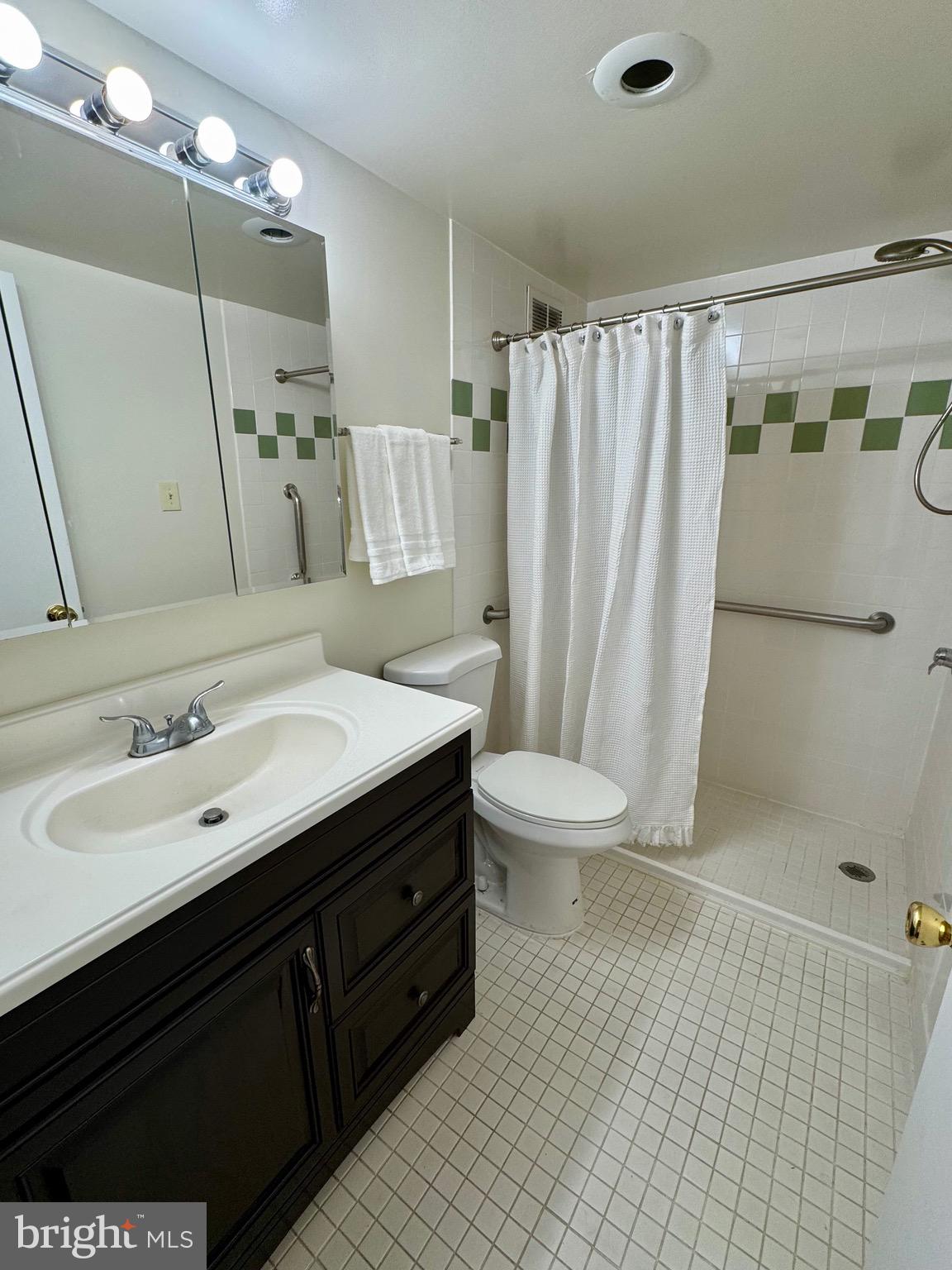 PROMENADE TOWERS - Residential