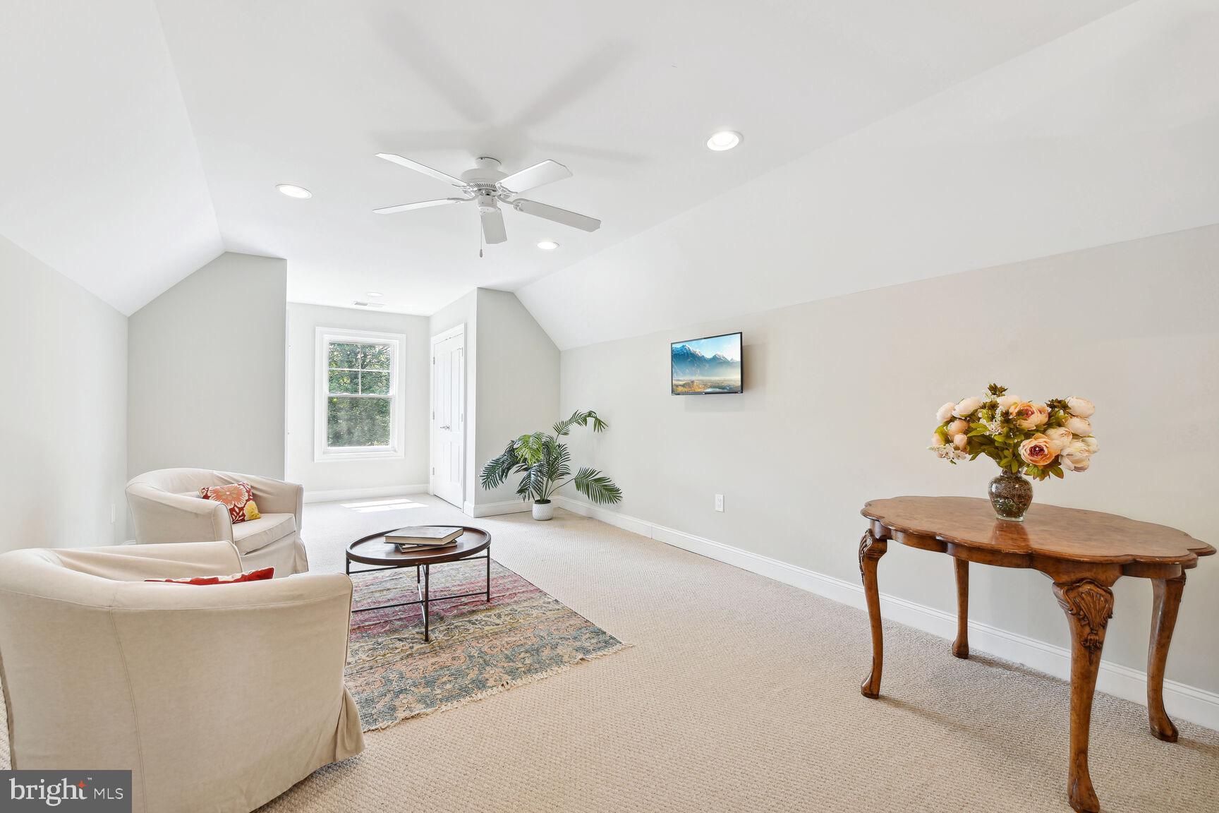 DONNA LEE GARDENS - Residential