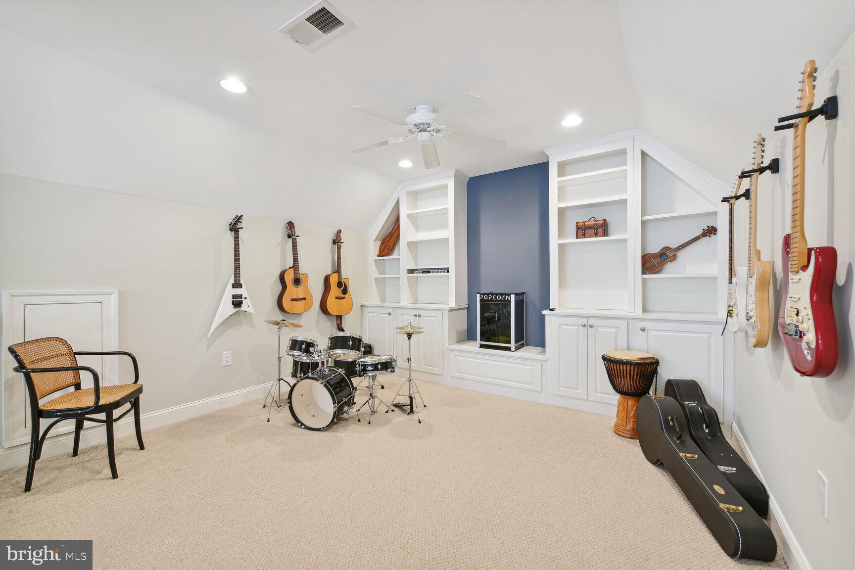 DONNA LEE GARDENS - Residential