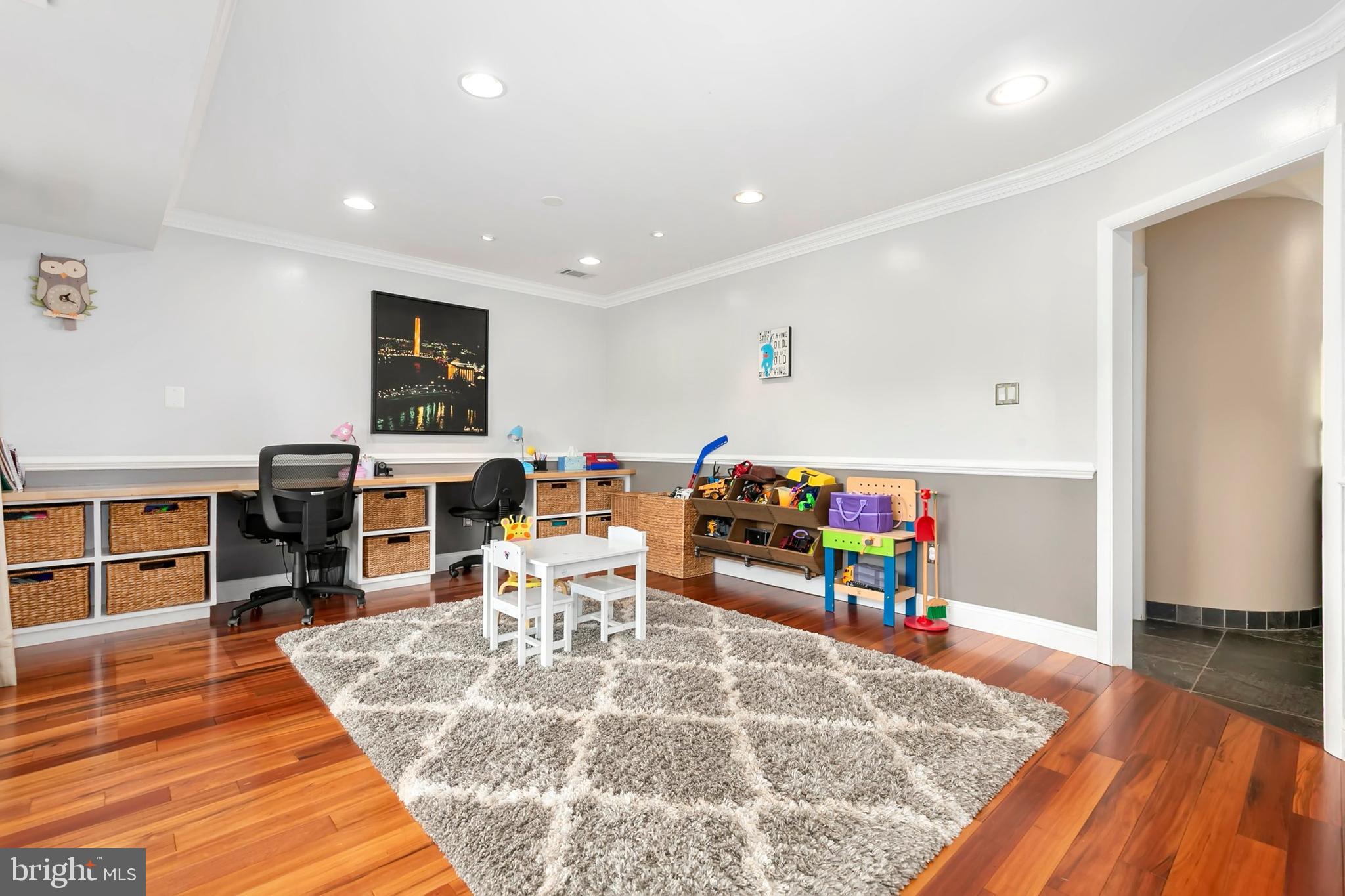 ROCK CREEK MANOR - Residential