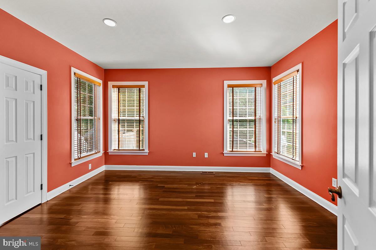 PONDVIEW - Residential