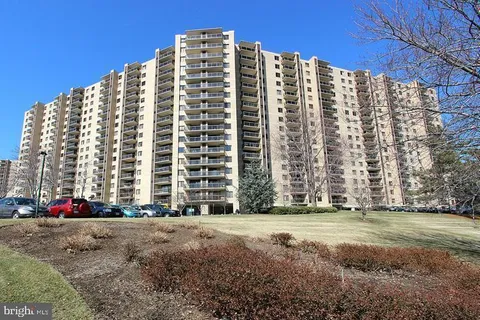 203 Yoakum Parkway Unit 219, Alexandria, VA MLS: VAAX2054700