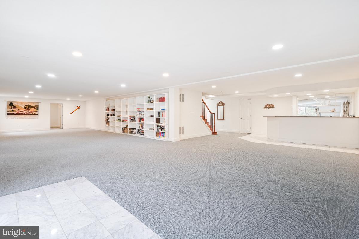 POTOMAC OUTSIDE - Residential