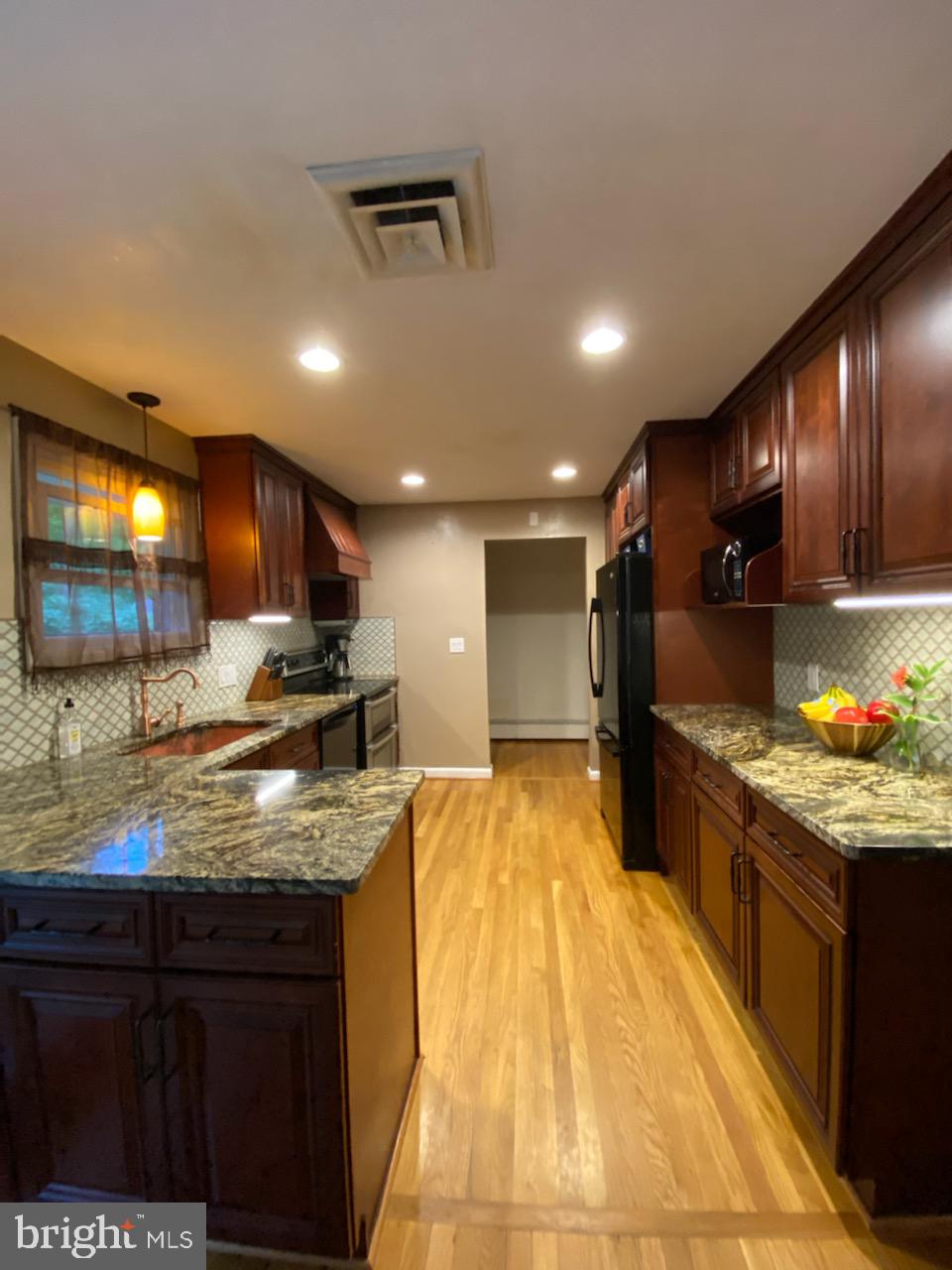 LINCOLN PARK - Residential Lease