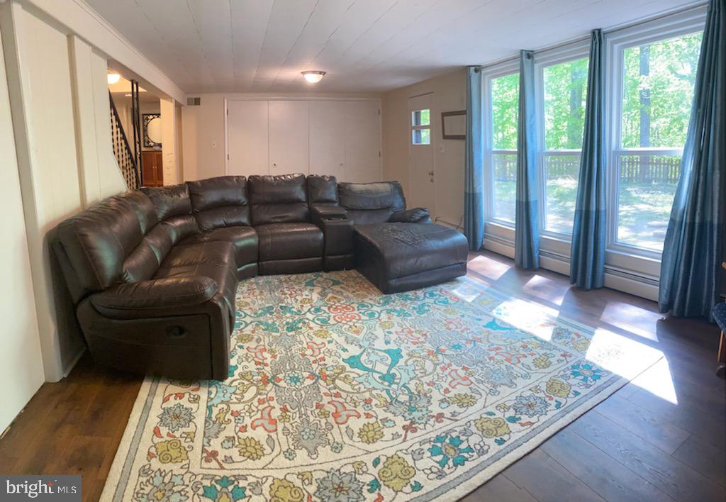 LINCOLN PARK - Residential Lease