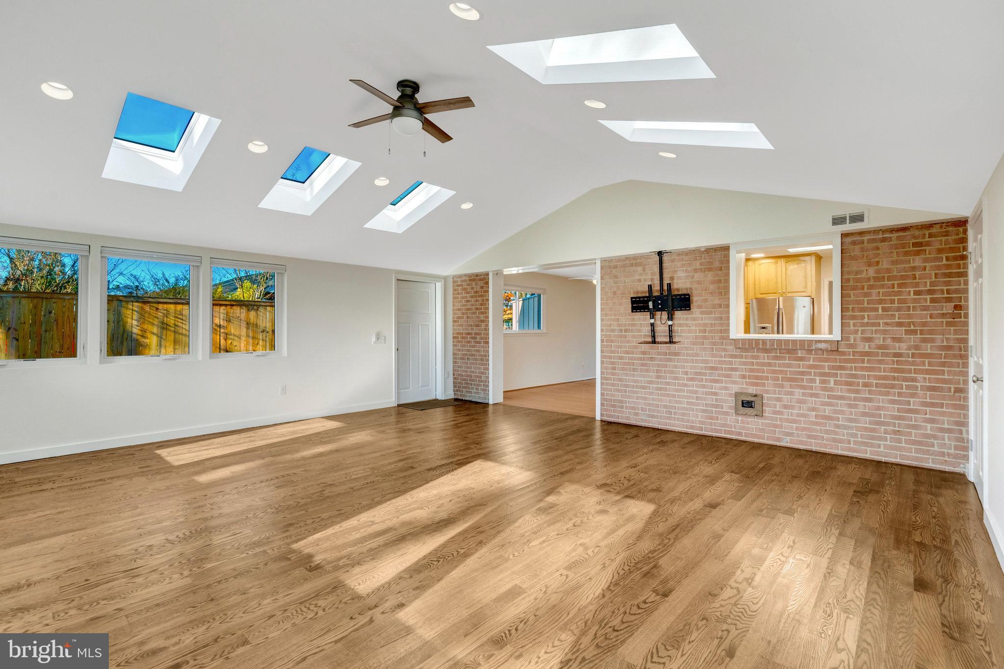 COUNTRY CLUB MANOR - Residential