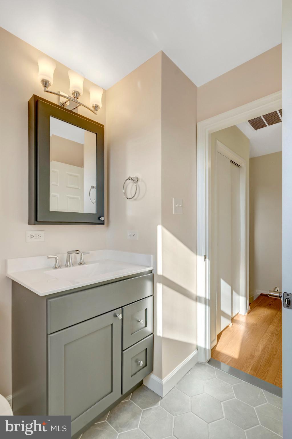 COUNTRY CLUB MANOR - Residential