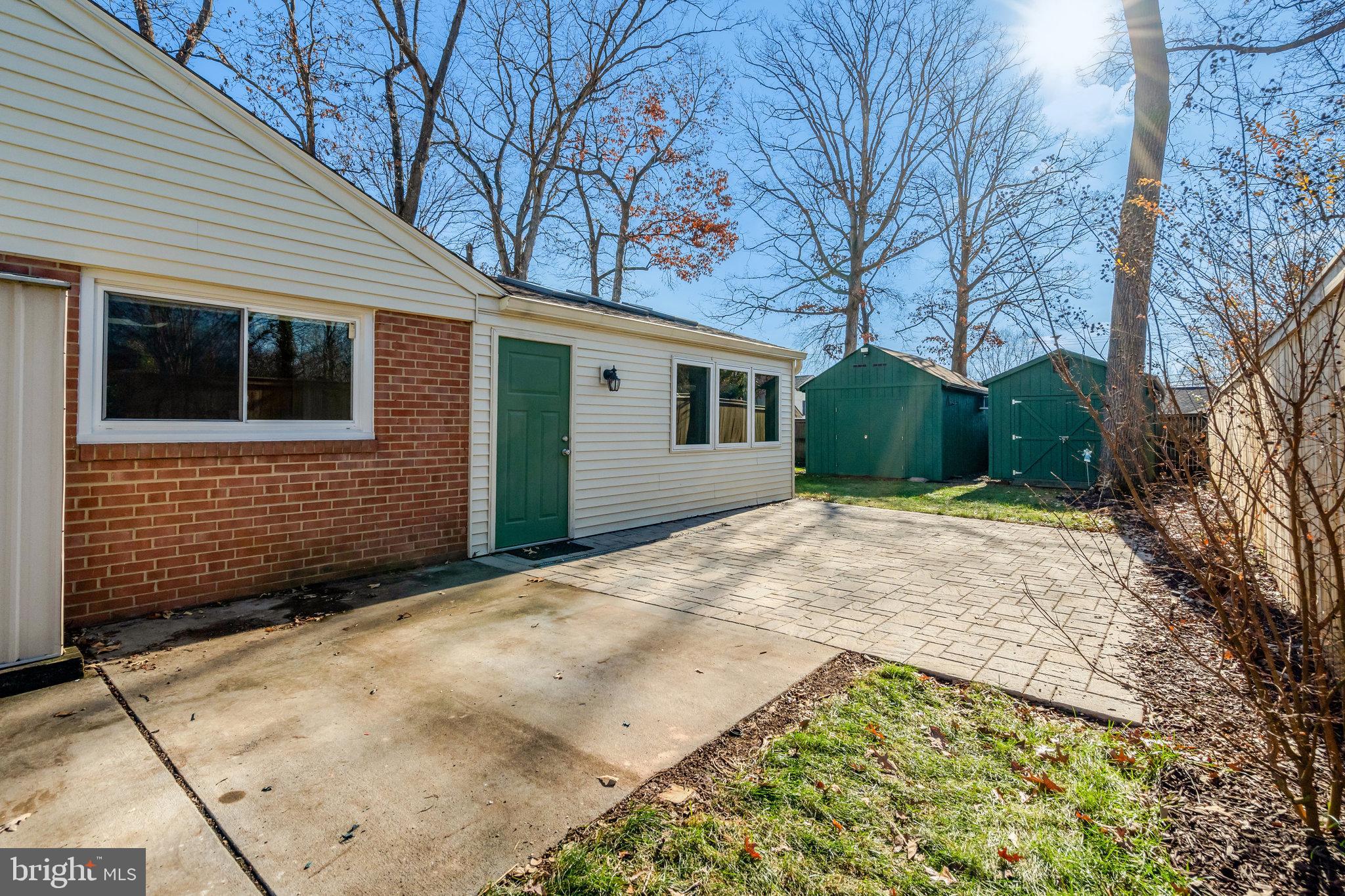 COUNTRY CLUB MANOR - Residential