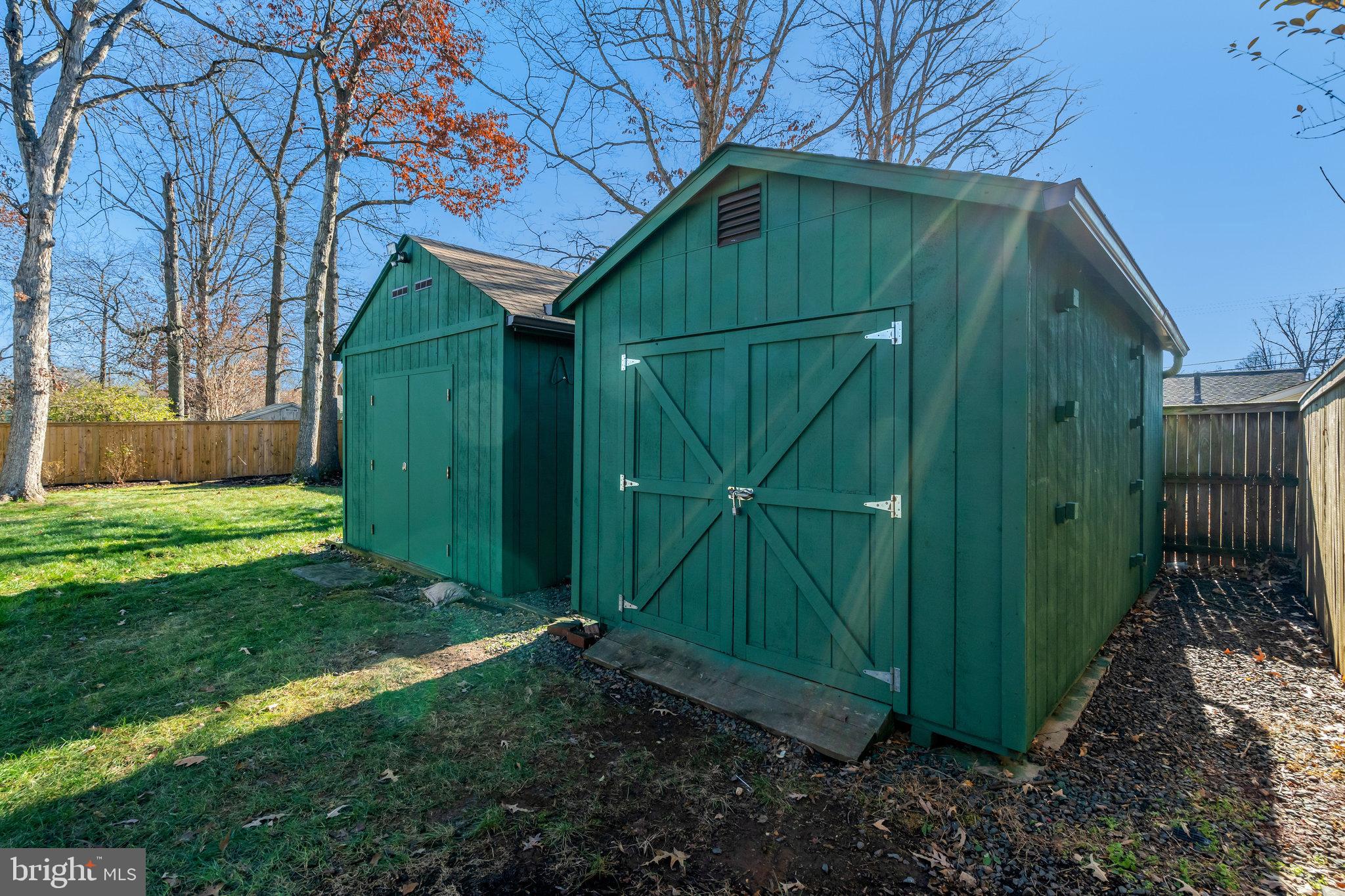 COUNTRY CLUB MANOR - Residential