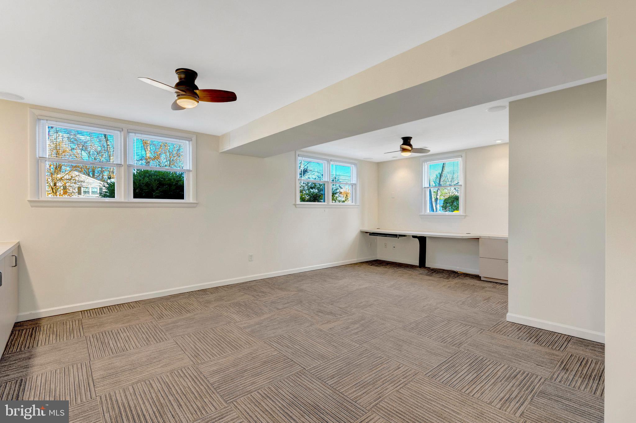 COUNTRY CLUB MANOR - Residential