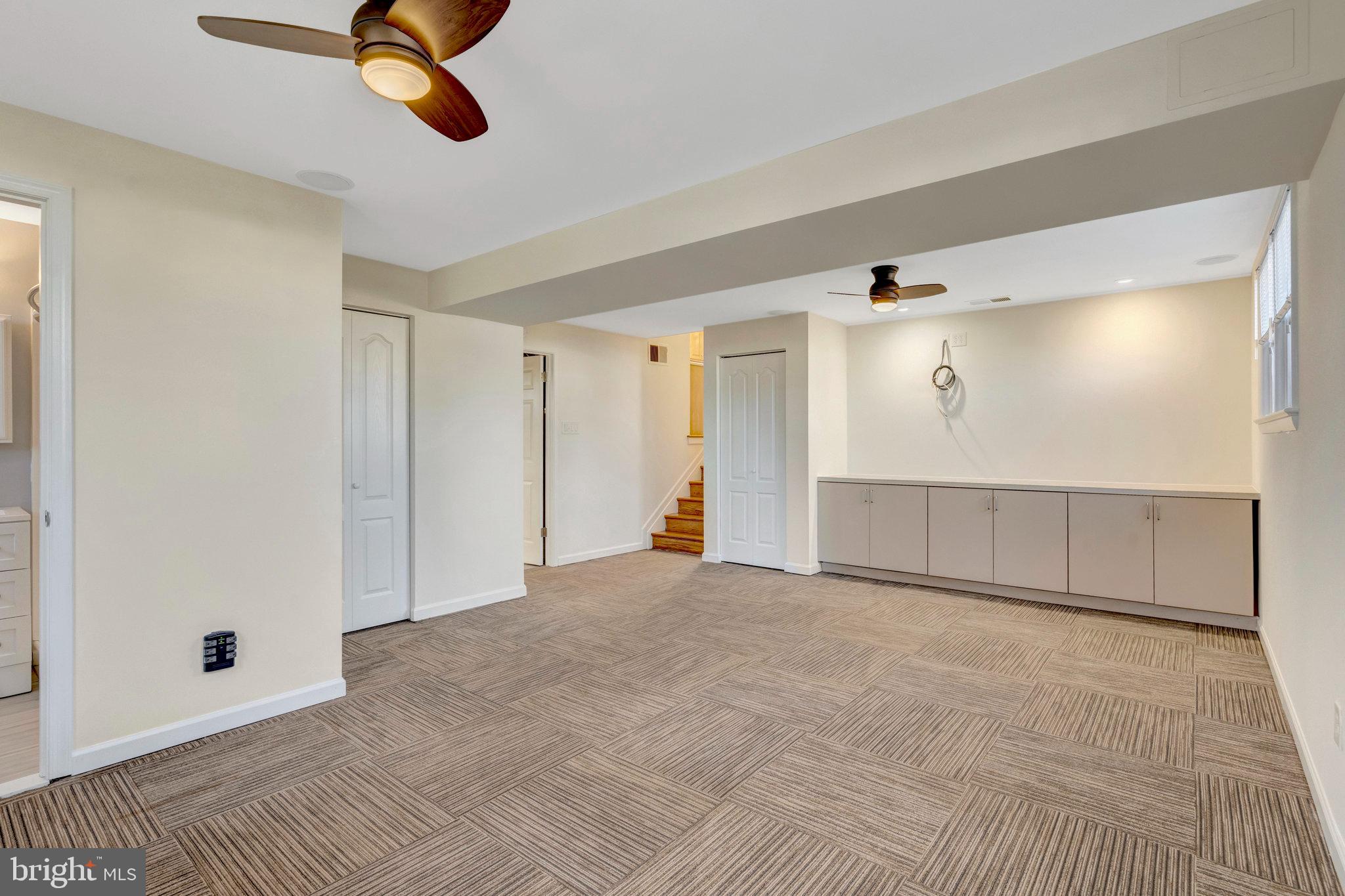 COUNTRY CLUB MANOR - Residential