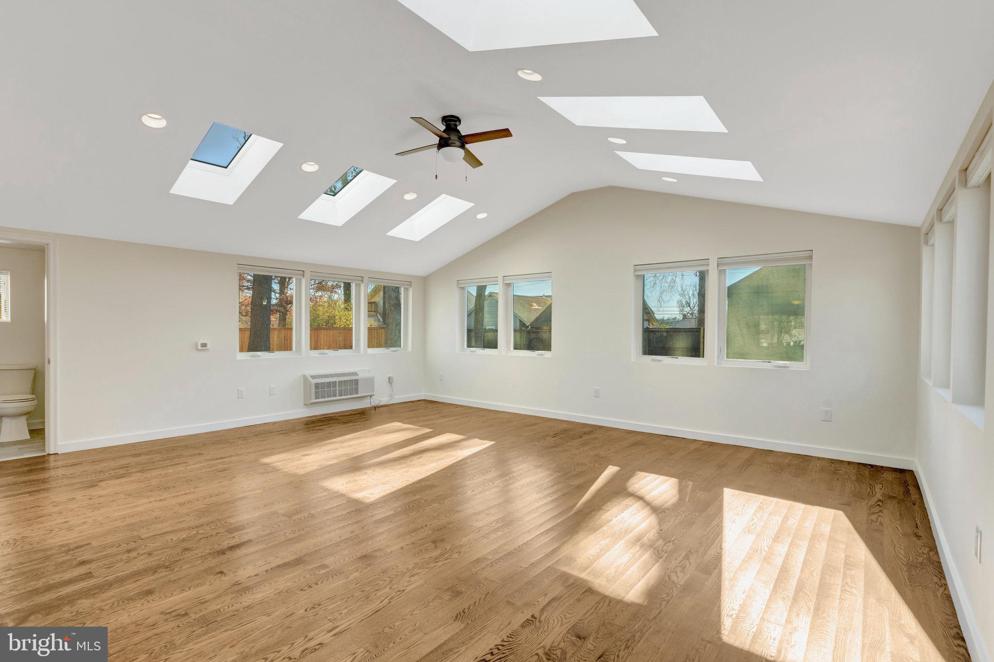 COUNTRY CLUB MANOR - Residential