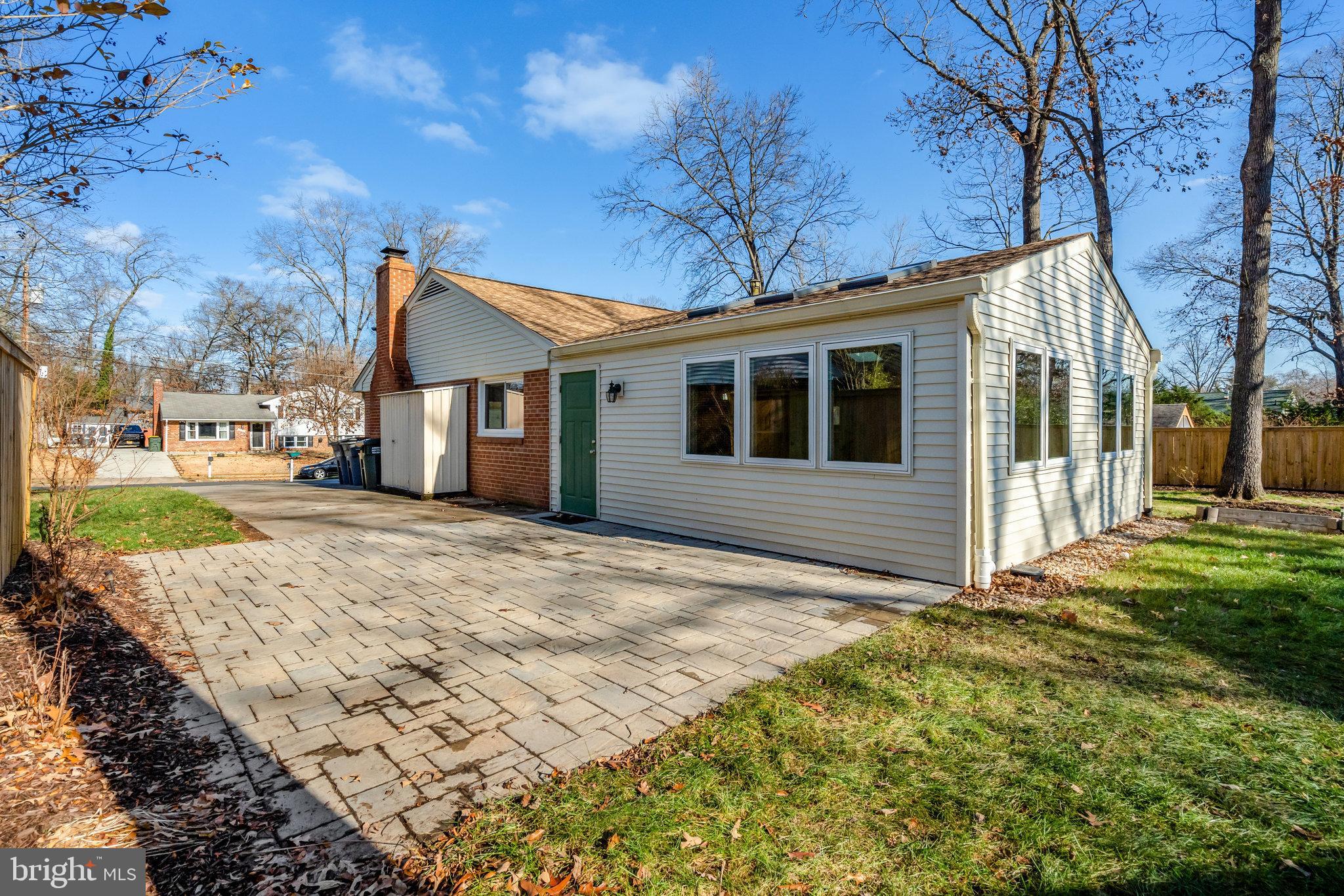 COUNTRY CLUB MANOR - Residential