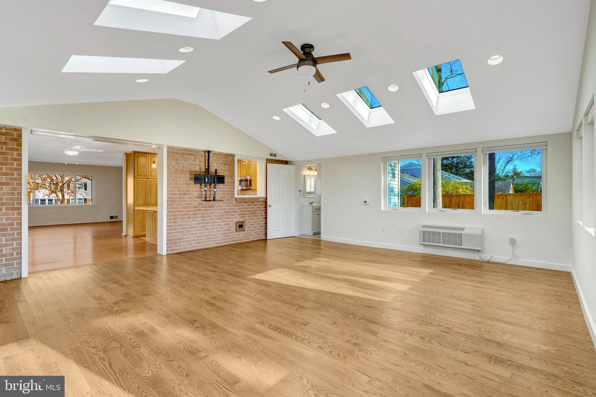 COUNTRY CLUB MANOR - Residential